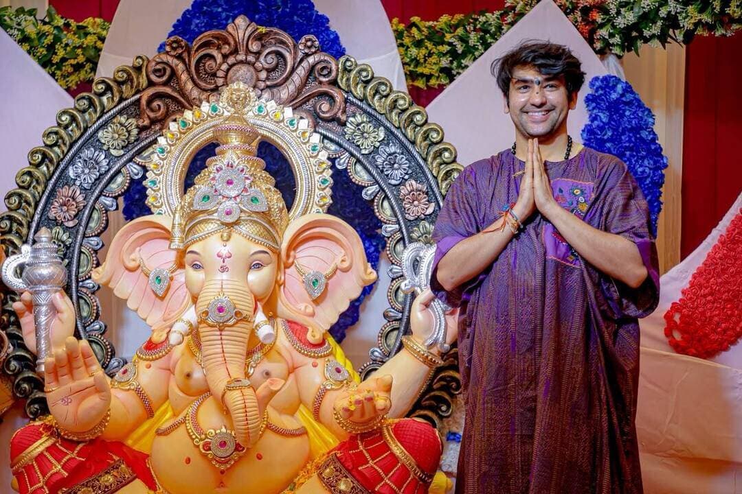मुंबई-भिवंडी में बागेश्वर बालाजी सनातन मठ में विराजे गणपति बप्पा!
लंदन यात्रा पूर्ण कर भारत लौटे बागेश्वर सरकार रात्रि में मुंबई स्थित सनातन मठ पहुंचे। गणेश चतुर्थी की पावन सुबह बागेश्वर सरकार की उपस्थिति में मठ में भगवान गणपति बप्पा की विधि-विधान और मंत्रोच्चार के साथ प्राण-प्रतिष्ठा एवं स्थापना की गई।
गणपति बप्पा की स्थापना के दौरान पूरा सनातन मठ परिसर “गणपति बप्पा मोरया” के जयघोष से गूंज उठा। हजारों श्रद्धालुओं ने गणपति बप्पा के दर्शन कर पूजा-अर्चना की और सुख-समृद्धि एवं मंगल की कामना की।
बागेश्वर भौकाल न्यूज़ | सच की आवाज
बागेश्वर धाम सरकार
#BageshwarDham #GanpatiBappa #GaneshChaturthi #BageshwarBalaji #Sanatan