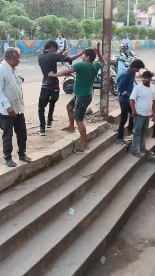 छतरपुर में शराब ठेके पर जबरदस्त भिड़ंत! वीडियो हुआ वायरल
छतरपुर में शराब ठेके के पास दो पक्षों के बीच कथित विवाद और भिड़ंत का वीडियो सोशल मीडिया पर वायरल हो रहा है। वीडियो में दोनों पक्षों के बीच जमकर विवाद होता नजर आ रहा है।
वीडियो की सत्यता और विवाद की पूरी वजह की आधिकारिक पुष्टि होना बाकी है। पुलिस की कार्रवाई और मामले की वास्तविक जानकारी का इंतजार है।
आपकी नजर में विवाद की वजह क्या हो सकती है? #छतरपुर #Chhatarpur #ViralVideo #MPNews #BundeliBhaukaalNews #बुंदेलीभौकाल