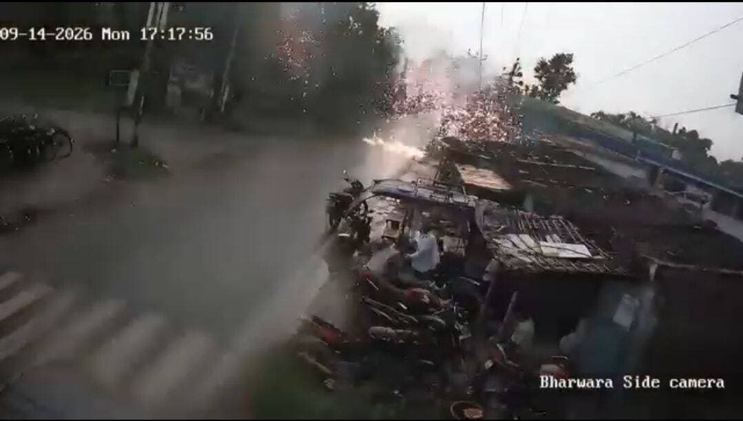 सगीर चौक पर ट्रांसफार्मर पर गिरी आकाशीय बिजली, सीसीटीवी में कैद हुई घटना
सिंहवाड़ा। सिंहवाड़ा थाना क्षेत्र के निस्ता पंचायत स्थित सगीर चौक पर सोमवार को अचानक आकाशीय बिजली गिरने से बिजली के ट्रांसफार्मर पर असर पड़ा। तेज आवाज के साथ बिजली गिरने की घटना से आसपास के लोगों में कुछ देर के लिए अफरा-तफरी मच गई।
घटना के बाद इलाके में बिजली आपूर्ति प्रभावित होने की सूचना है। स्थानीय लोगों ने इसकी जानकारी बिजली विभाग को दी है। आकाशीय बिजली गिरने से ट्रांसफार्मर को कितना नुकसान हुआ है, यह विभागीय जांच के बाद ही स्पष्ट हो सकेगा।
बताया जा रहा है कि आकाशीय बिजली गिरने की पूरी घटना वहां लगे सीसीटीवी कैमरे में कैद हो गई, जिसका वीडियो अब सामने आया है।