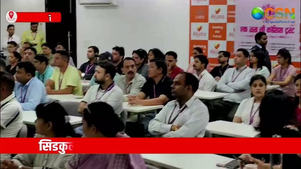 संस्था “एक जरा सी कोशिश” एवं नेशनल स्वास्थ्य मिशन हरिद्वार की टीम की ओर से सिडकुल स्थित Akums कंपनी के प्लांट नंबर-7 में मानसिक स्वास्थ्य जांच एवं जागरूकता शिविर का आयोजन किया गया। शिविर का उद्देश्य कर्मचारियों को मानसिक स्वास्थ्य से जुड़ी समस्याओं के प्रति जागरूक करना और समय रहते उचित परामर्श लेने के लिए प्रेरित करना रहा।
शिविर में जिला हरिद्वार से पहुंचे डॉ. राजीव रंजन तिवारी ने कंपनी में कार्यरत कर्मचारियों को डिप्रेशन, एंजायटी, अनिद्रा, ओवरथिंकिंग और तनाव जैसी मानसिक स्वास्थ्य संबंधी परेशानियों के बारे में विस्तार से जानकारी दी। उन्होंने इन समस्याओं के संभावित कारणों के साथ-साथ उनसे निपटने के व्यावहारिक उपाय भी बताए।
डॉ. तिवारी ने कर्मचारियों को स्ट्रेस मैनेजमेंट, प्राकृतिक उपचार और मानसिक स्वास्थ्य संबंधी बचाव के उपायों के बारे में जागरूक किया। उन्होंने कहा कि मानसिक स्वास्थ्य से जुड़ी किसी भी समस्या को नजरअंदाज नहीं करना चाहिए। आवश्यकता पड़ने पर मनोचिकित्सक अथवा विशेषज्ञ से परामर्श और उचित उपचार लेना बेहद जरूरी है।
कार्यक्रम के दौरान कर्मचारियों को मानसिक स्वास्थ्य को लेकर खुलकर बात करने और समस्याओं का समय रहते समाधान तलाशने के लिए भी प्रेरित किया गया।
शिविर में संस्था की अध्यक्ष राखी सजवान, डॉ. राजीव रंजन तिवारी, काउंसलर तूषा अत्रे, कमल पांडे, अनुराग दीपक और अभिषेक गौतम सहित Akums कंपनी की मैनेजमेंट टीम से डॉ. सर्वजीत सिंह, शुभम, आलोक त्रिपाठी एवं HR मैनेजर मौजूद रहे।
शिविर में कंपनी के करीब 100 स्टाफ सदस्यों ने प्रतिभाग किया और मानसिक स्वास्थ्य से संबंधित महत्वपूर्ण जानकारी प्राप्त की।