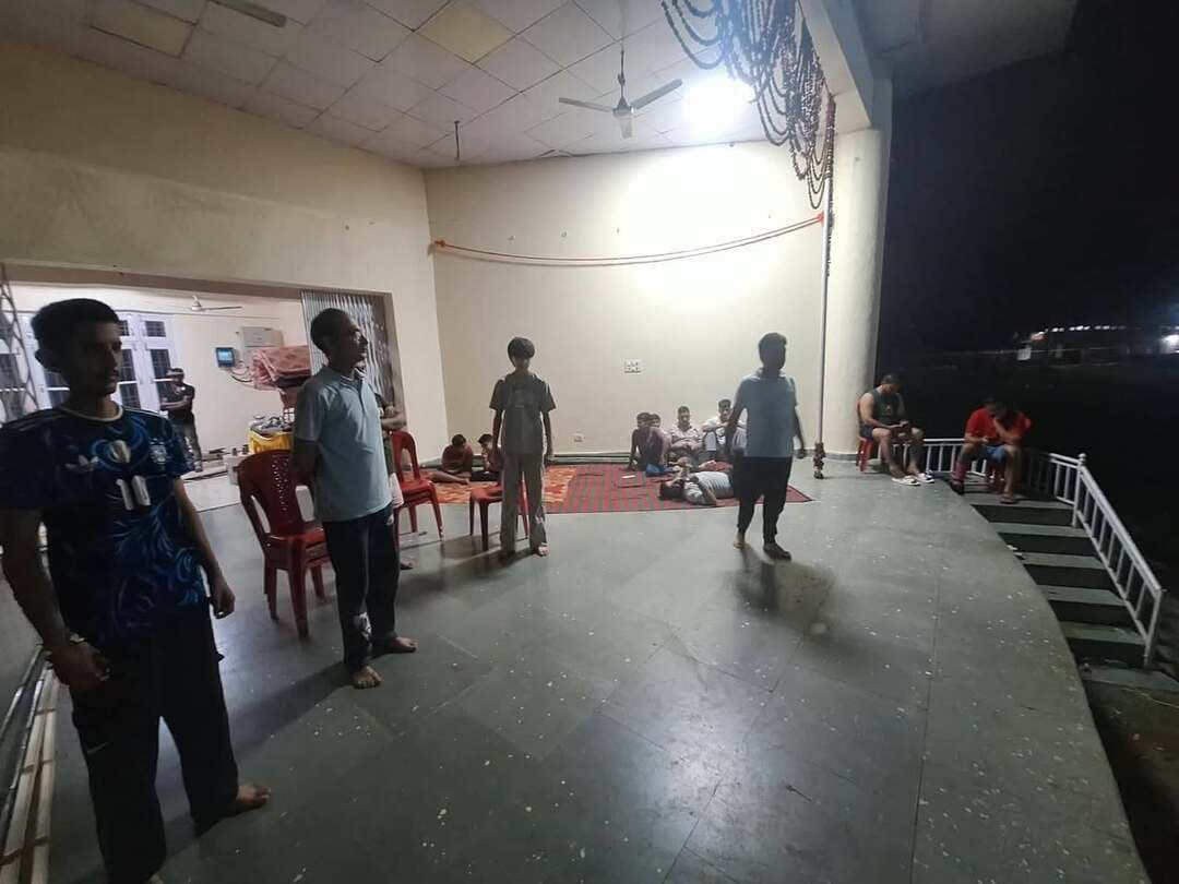 54 वर्षों की परंपरा को आगे बढ़ाने की तैयारी, देहरा में रामलीला पूर्वाभ्यास शुरू
देहरा।। #News123 ।। श्री रामलीला कमेटी देहरा की ओर से आगामी रामलीला महोत्सव को लेकर पूर्वाभ्यास का शुभारंभ कर दिया गया है। पूर्वाभ्यास शुरू होते ही कलाकारों में उत्साह का माहौल है और रामलीला के विभिन्न प्रसंगों को मंच पर प्रभावी ढंग से प्रस्तुत करने के लिए कलाकार संवाद, अभिनय और दृश्यों की तैयारी में जुट गए हैं।
देहरा की ऐतिहासिक रामलीला वर्ष 1972 से लगातार आयोजित होती आ रही है और इस वर्ष रामलीला के 54 वर्ष पूरे हो रहे हैं। कमेटी की ओर से इस बार भी 11 दिवसीय रामलीला महोत्सव आयोजित किया जाएगा। इसमें भगवान श्रीराम के जीवन, आदर्शों और मर्यादा से जुड़े विभिन्न प्रसंगों का मंचन किया जाएगा।
पूर्वाभ्यास के दौरान कलाकारों को उनके पात्रों के संवाद, अभिनय शैली और मंच प्रस्तुति को लेकर अभ्यास करवाया जा रहा है। कमेटी का प्रयास है कि रामलीला के प्रत्येक प्रसंग को दर्शकों के सामने प्रभावशाली और आकर्षक तरीके से प्रस्तुत किया जाए।
श्री रामलीला कमेटी के अध्यक्ष नीतीश परमार, वित्त अध्यक्ष अभय चौहान, उपाध्यक्ष शेखर ठाकुर व सौरभ सूद, संचालक पवन शर्मा, महासचिव पंकज मेहरा, विशाल परमार, निदेशक अभिनव वालिया, सचिव अंकुश वर्मा, सचिन शर्मा, संजीव शर्मा, विकास वालिया, सह सचिव अमन राणा, अरुण भारद्वाज, रजनीश कुमार, ध्रुव चौहान, आदित्य शर्मा, अमित वालिया एवं अमन वालिया सहित कमेटी के अन्य सदस्य मौजूद रहे।
कमेटी पदाधिकारियों ने कहा कि देहरा की रामलीला क्षेत्र की 54 वर्षों पुरानी धार्मिक एवं सांस्कृतिक विरासत है। इस परंपरा को कायम रखने के लिए कलाकारों और कमेटी सदस्यों द्वारा पूरी मेहनत की जा रही है। रामलीला महोत्सव को लेकर तैयारियां तेज कर दी गई हैं और आगामी दिनों में पूर्वाभ्यास को और व्यापक रूप दिया जाएगा।