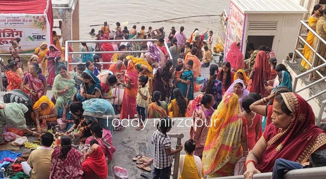 मिर्जापुर में श्रद्धा-आस्था के साथ मनाया गया तीज पर्व, सुहागिनों ने रखा नीराजल व्रत
मिर्जापुर। सोमवार को तीज पर्व श्रद्धा और आस्था के साथ मनाया गया। पर्व पर सुहागिन महिलाओं ने अपने पति की लंबी उम्र, अखंड सौभाग्य और परिवार की सुख-समृद्धि की कामना को लेकर नीराजल व्रत रखा। महिलाओं ने भगवान शिव, माता पार्वती और भगवान गणेश की विधिवत पूजा-अर्चना की।
सुबह से ही घरों और मंदिरों में पूजा की तैयारियां शुरू हो गई थीं। व्रती महिलाओं ने गंगा स्नान के बाद नए वस्त्र धारण किए और पूजा स्थल को सजाकर भगवान शिव, माता पार्वती एवं भगवान गणेश की प्रतिमा स्थापित की। इसके बाद रोली, अक्षत, फूल, बेलपत्र, धतूरा, फल, मिठाई सहित विभिन्न पूजन सामग्री अर्पित कर विधि-विधान से पूजा की गई।
महिलाओं ने भगवान शिव का जलाभिषेक किया और माता पार्वती को सुहाग की सामग्री अर्पित कर अपने परिवार की खुशहाली तथा पति की दीर्घायु की प्रार्थना की। पर्व को लेकर महिलाओं में विशेष उत्साह और भक्ति का माहौल देखने को मिला।
#मिर्जापुर #तीजपर्व #हरितालिकातीज़ #तीज #भगवानशिव #माता_पार्वती #गंगास्नान #श्रद्धा_और_आस्था #TodayMirzapurNews