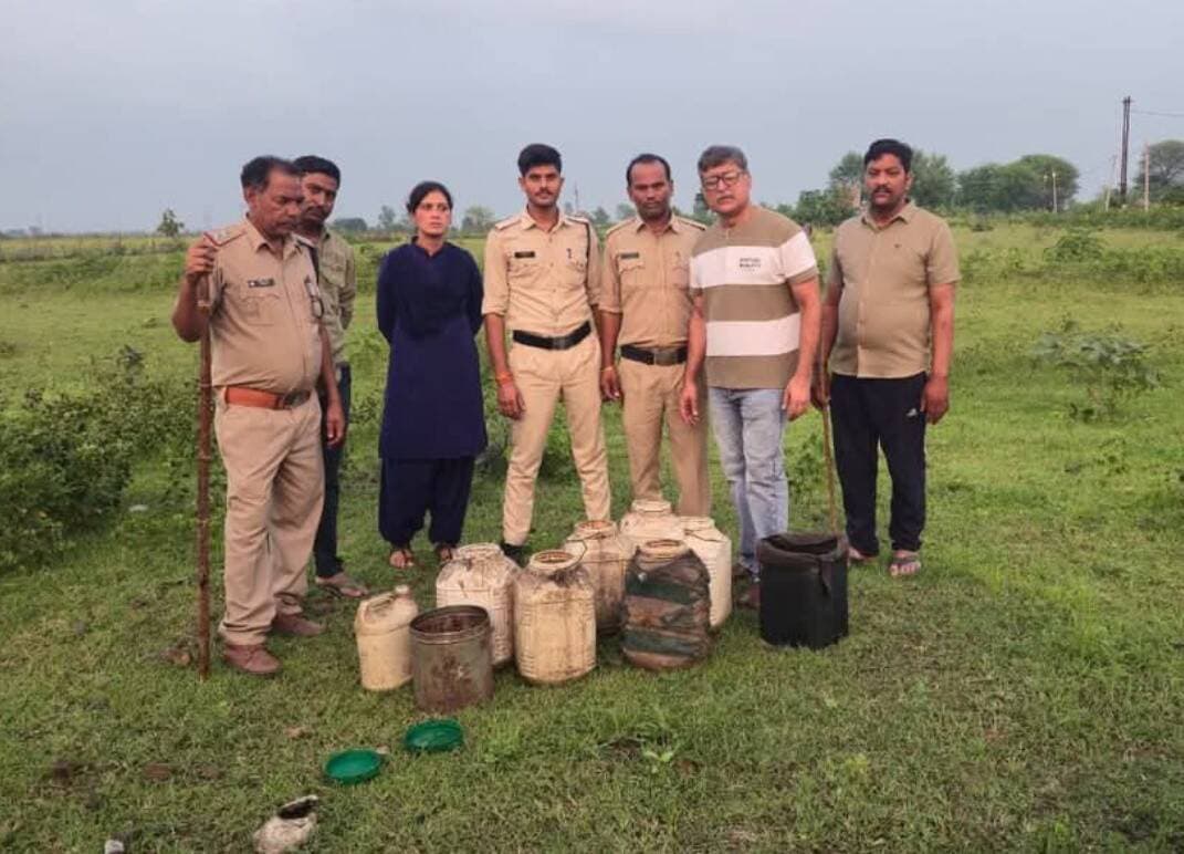 छतरपुर जिले के पुलिस थाना बक्सवाहा की अवैध शराब के विरुद्ध कार्यवाही जारी- अवैध देशी एवं महुआ शराब जप्त, 100 लीटर महुआ लहान का किया गया नष्टीकरण
छतरपुर पुलिस द्वारा अवैध शराब के विक्रय, संग्रहण एवं परिवहन के विरुद्ध लगातार प्रभावी कार्यवाही की जा रही है। इसी क्रम में थाना बक्सवाहा पुलिस द्वारा विशेष अभियान के तहत अवैध शराब के विरुद्ध कार्रवाई करते हुए आबकारी अधिनियम के अंतर्गत 8 प्रकरण दर्ज किए गए हैं।
पुलिस टीम द्वारा कार्रवाई के दौरान काफी मात्रा में अवैध देशी एवं महुआ शराब जप्त की गई। साथ ही अवैध रूप से तैयार किए जा रहे लगभग 100 लीटर महुआ लहान का विधिवत नष्टीकरण किया गया। इसके साथ ही सार्वजनिक स्थल पर शराब पीने वालों पर भी कार्यवाही की गई है।
अवैध शराब के विरुद्ध कार्यवाही में पुलिस थाना प्रभारी बक्सवाहा निरीक्षक प्रशांत सेन के नेतृत्व में चौकी प्रभारी बम्होरी उप निरीक्षक कादिर खान, उप निरीक्षक अवधेश दुबे, उप निरीक्षक मनीराम, सहायक उप निरीक्षक शिवदयाल, प्रधान आरक्षक उमाशंकर शुक्ला, आरक्षक पुष्पेंद्र, गोलेंद्र, संजय, रविंद्र, सतीश, महिला आरक्षक विमला एवं मुस्कान सहित पुलिस टीम की भूमिका रही।
<nis:link nis:type=tag nis:id=chhatarpur nis:value=chhatarpur nis:enabled=true nis:link/> <nis:link nis:type=tag nis:id=mpnews nis:value=MPNews nis:enabled=true nis:link/> <nis:link nis:type=tag nis:id=mp nis:value=MP nis:enabled=true nis:link/> <nis:link nis:type=tag nis:id=bundelkhand nis:value=bundelkhand nis:enabled=true nis:link/>