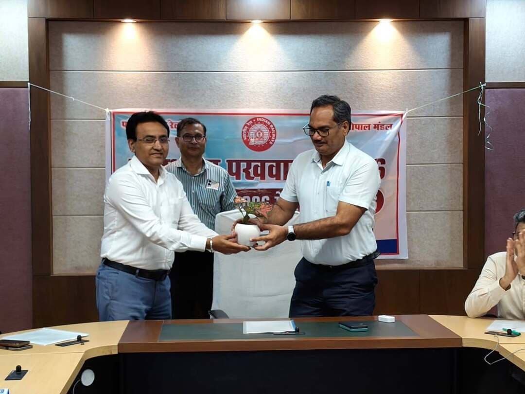 भोपाल मंडल में राजभाषा पखवाड़ा–2026 का शुभारंभ
मंडल रेल प्रबंधक ने किया राजभाषा पखवाड़े का शुभारंभ, 26 सितंबर तक होंगे विभिन्न कार्यक्रम
अनोखा तीर, भोपाल। पश्चिम मध्य रेलवे, भोपाल मंडल में दिनांक 14 सितंबर से 26 सितंबर 2026 तक राजभाषा पखवाड़ा–2026 का आयोजन किया जा रहा है। राजभाषा पखवाड़े का शुभारंभ 14 सितंबर मंडल रेल प्रबंधक पंकज त्यागी द्वारा किया गया। इस अवसर पर वरिष्ठ मंडल कार्मिक अधिकारी विजय सिंह, राजभाषा अधिकारी वृजेन्द्र कुमार सहित अन्य शाखा अधिकारीगण एवं कर्मचारी उपस्थित रहे।
कार्यक्रम के शुभारंभ अवसर पर मंडल रेल प्रबंधक पंकज त्यागी ने कहा कि हिंदी हमारे देश की व्यापक संपर्क भाषा है तथा भारतीय रेल जैसे विशाल संगठन में आमजन से सहज एवं प्रभावी संवाद स्थापित करने में राजभाषा हिंदी की महत्वपूर्ण भूमिका है। उन्होंने अधिकारियों एवं कर्मचारियों से कार्यालयीन कार्यों में हिंदी का अधिकाधिक प्रयोग करने तथा राजभाषा के प्रचार-प्रसार में सक्रिय योगदान देने का आह्वान किया।
भोपाल मंडल द्वारा राजभाषा के प्रति जागरूकता बढ़ाने तथा कार्यालयीन कार्यों में हिंदी के प्रयोग को प्रोत्साहित करने के उद्देश्य से पखवाड़े के दौरान विभिन्न प्रतियोगिताओं, परिचर्चाओं एवं कार्यक्रमों का आयोजन किया जाएगा। कार्यक्रमों में अधिकारियों एवं कर्मचारियों की सहभागिता सुनिश्चित की जाएगी। जिसके अंतर्गत प्रमुख कार्यक्रम आयोजित होंगें।
14 सितंबर, सोमवार: राजभाषा पखवाड़ा–2026 का शुभारंभ, मंडल राजभाषा कार्यान्वयन समिति की 145वीं बैठक तथा अधिकारी प्रश्न मंच का आयोजन किया गया। 15 सितंबर, मंगलवार: टिप्पण आलेखन प्रतियोगिता का आयोजन किया जाएगा। 16 सितंबर, बुधवार: हिंदी निबंध प्रतियोगिता का आयोजन होगा। प्रतियोगिता का विषय “आर्टिफिशियल इंटेलिजेंस (एआई) और हिंदी राजभाषा के अनुवाद और लेखन में आधुनिक तकनीक का योगदान” रखा गया है। 17 सितंबर, गुरुवार: वाक् प्रतियोगिता का आयोजन किया जाएगा। प्रतियोगिता का विषय “डिजिटल इंडिया और राजभाषा हिंदी: ई-गवर्नेंस में हिंदी की भूमिका और चुनौतियां” रहेगा। 21 सितंबर, सोमवार: कर्मचारी प्रश्नमंच का आयोजन किया जाएगा। 26 सितंबर, शनिवार: राजभाषा पखवाड़ा–2026 का समापन समारोह, पुरस्कार वितरण एवं हास्य कवि सम्मेलन का आयोजन नर्मदा क्लब में दोपहर 3:00 बजे से किया जाएगा।
भोपाल मंडल द्वारा सभी अधिकारियों एवं कर्मचारियों से राजभाषा पखवाड़े के दौरान आयोजित विभिन्न कार्यक्रमों में उत्साहपूर्वक सहभागिता करने तथा राजभाषा हिंदी के अधिकाधिक प्रयोग एवं प्रसार में अपना योगदान देने की अपील की गई है।