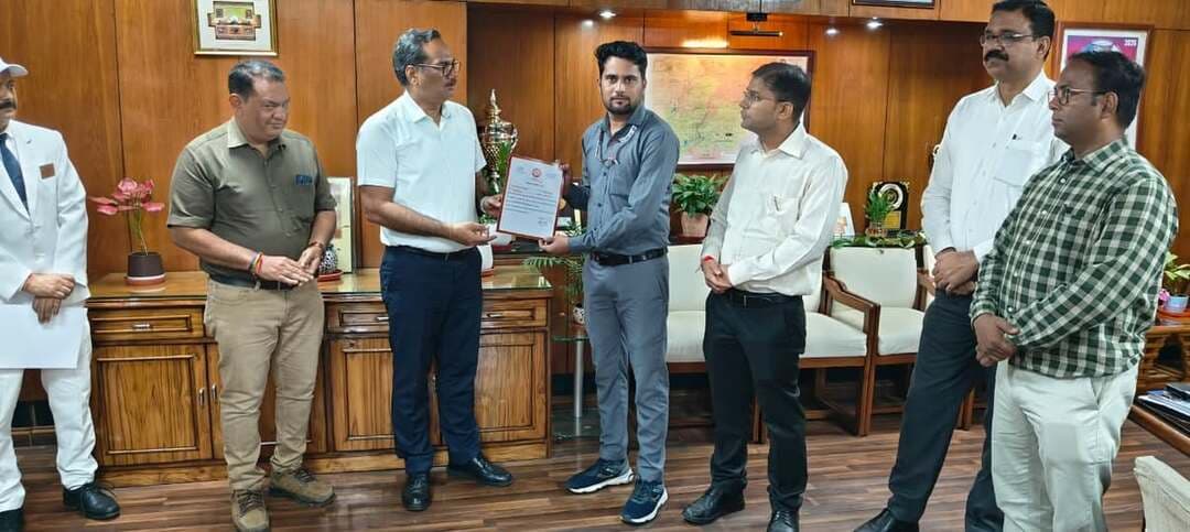 संभावित रेल दुर्घटनाओं को टालने वाले 8 रेलकर्मी सम्मानित
डीआरएम पंकज त्यागी ने प्रदान किए संरक्षा पुरस्कार, सतर्कता और त्वरित कार्रवाई की सराहना
अनोखा तीर, भोपाल। रेल परिचालन में संरक्षा को सर्वोच्च प्राथमिकता देते हुए ड्यूटी के दौरान असाधारण सतर्कता और त्वरित कार्रवाई कर संभावित रेल दुर्घटनाओं को टालने वाले भोपाल मंडल के आठ रेलकर्मियों को मंडल रेल प्रबंधक (डीआरएम) पंकज त्यागी ने संरक्षा पुरस्कार प्रदान कर सम्मानित किया।
सम्मानित रेलकर्मियों ने ट्रेनों एवं रेल परिसंपत्तियों में उत्पन्न संभावित खतरों को समय रहते पहचानकर संबंधित अधिकारियों को सूचना दी और आवश्यक कार्रवाई सुनिश्चित कर सुरक्षित रेल परिचालन में महत्वपूर्ण योगदान दिया।
सम्मानित कर्मचारियों में कांटेवाला, सलामतपुर मंगलदीन कुशवाहा शामिल हैं। उन्होंने 15 जुलाई 2026 को सलामतपुर स्टेशन से गुजर रही मालगाड़ी के दौरान इंजन से संबंधित असामान्य स्थिति देखी। खतरे को भांपते हुए उन्होंने तत्काल हाथ संकेत देकर गाड़ी रुकवाई। जांच में ब्रेक ब्लॉक जाम पाया गया, जिससे समय रहते आवश्यक कार्रवाई की जा सकी।
इसी प्रकार बीना के गुड्स ट्रेन मैनेजर रोहित पवार ने 24 जुलाई 2026 को गाड़ी संख्या 14814 भोपाल-जोधपुर एक्सप्रेस के सलामतपुर स्टेशन पहुंचने पर कोच एस-2 से धुआं निकलने की सूचना मिलने पर तत्काल जांच की। जांच में कोच के दोनों ब्रेक पैड ब्रेक डिस्क से चिपके हुए पाए गए। उन्होंने आवश्यक कार्रवाई कर ब्रेक प्रणाली को सुरक्षित किया और गाड़ी को सुरक्षित रवाना कराया।
बीना के मेल ट्रेन मैनेजर पीयूष कुमार सिंह ने 26 जुलाई 2026 को गाड़ी संख्या 11071 कामायनी एक्सप्रेस में ड्यूटी के दौरान रानी कमलापति–भोपाल के बीच अप लाइन पर स्पेशल ट्रेन के परिचालन के दौरान संभावित खतरे को पहचाना। उन्होंने तत्काल संबंधित ट्रेन परिचालन एवं नियंत्रण अधिकारियों को सूचना दी, जिससे समय रहते आवश्यक कार्रवाई संभव हो सकी।
पीलीघटा के उप स्टेशन प्रबंधक अमित कुमार ने 22 अगस्त 2026 को स्टेशन से गुजर रही मालगाड़ी के निरीक्षण के दौरान वैगन में असामान्य स्थिति देखी। उन्होंने तत्काल कार्रवाई करते हुए गाड़ी को जांच के लिए शाढोरा स्टेशन पर रुकवाया। जांच के बाद आवश्यक सुधारात्मक कार्रवाई कर सुरक्षित परिचालन सुनिश्चित किया गया।
पीलीघटा के कांटेवाला समरजीत राजपूत ने 10 अगस्त 2026 को स्टेशन पर खड़ी मालगाड़ी के एक वैगन के पहिए में लगभग दो मिलीमीटर गहरी लाइन देखी। उन्होंने तत्काल ऑन-ड्यूटी स्टेशन प्रबंधक को सूचना दी। इसके बाद संबंधित विभाग को जानकारी देकर वैगन को अलग करने की कार्रवाई की गई।
भोपाल के वरिष्ठ तकनीशियन जगदीश धर्मदास ने 30 जुलाई 2026 को रोलिंग-इन परीक्षण के दौरान गाड़ी संख्या 12754 हजरत निजामुद्दीन–नांदेड़ एक्सप्रेस के कोच में टूटी हुई प्राइमरी स्प्रिंग का पता लगाया। उनकी सतर्कता से तकनीकी खामी की समय रहते पहचान हो सकी।
बीना के वरिष्ठ तकनीशियन रवि झा ने भी 30 जुलाई 2026 को गाड़ी संख्या 19166 साबरमती एक्सप्रेस के कोच में टूटी हुई प्राइमरी स्प्रिंग का पता लगाकर संभावित खतरे को टालने में महत्वपूर्ण भूमिका निभाई।
वहीं, गुना के कनिष्ठ अभियंता (सी एंड डब्ल्यू) देवेंद्र मीणा ने 14 अगस्त 2026 को गाड़ी संख्या 19167 साबरमती एक्सप्रेस के गुना स्टेशन के प्लेटफॉर्म क्रमांक 2 पर पहुंचने के बाद रोलिंग-इन परीक्षण के दौरान इंजन संख्या 39235 के बैटरी बॉक्स को सपोर्ट करने वाले ब्रैकेट के अत्यधिक क्षतिग्रस्त होने से उत्पन्न स्थिति को पहचाना। बैटरी बॉक्स लटकने की स्थिति में था। उन्होंने तत्काल कार्रवाई कर बैटरी बॉक्स को सुरक्षित कराया और उचित तरीके से सुरक्षित किए जाने के बाद ही गाड़ी को रवाना किया।
इस अवसर पर वरिष्ठ मंडल संरक्षा अधिकारी अजीत सिंह, वरिष्ठ मंडल परिचालन प्रबंधक रोहित मालवीय तथा वरिष्ठ मंडल यांत्रिक अभियंता/कोचिंग राम प्रकाश खरे उपस्थित रहे। अधिकारियों ने रेलकर्मियों की सतर्कता, जिम्मेदारी और त्वरित निर्णय क्षमता की सराहना करते हुए कहा कि सुरक्षित रेल परिचालन सामूहिक जिम्मेदारी है। प्रत्येक रेलकर्मी की सजगता संभावित दुर्घटनाओं की रोकथाम में महत्वपूर्ण भूमिका निभाती है।
भोपाल मंडल द्वारा रेलकर्मियों को कार्य के दौरान सतर्क रहने, निर्धारित संरक्षा नियमों का पालन करने तथा किसी भी असामान्य स्थिति की तत्काल सूचना संबंधित अधिकारियों को देने के लिए लगातार प्रोत्साहित किया जा रहा है। ऐसे कर्तव्यनिष्ठ रेलकर्मियों की कार्यप्रणाली अन्य कर्मचारियों के लिए भी प्रेरणादायक है।