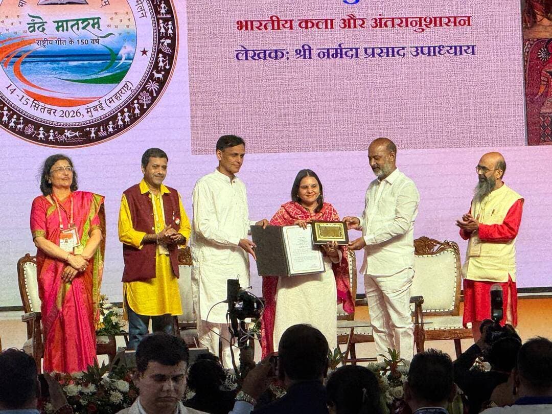 नर्मदा प्रसाद उपाध्याय की कृति ‘भारतीय कला और अंतरानुशासन’ को राजभाषा गौरव पुरस्कार
हिंदी दिवस पर नवी मुंबई में आयोजित समारोह में मिला प्रथम पुरस्कार
अनोखा तीर, हरदा। हरदा के प्रसिद्ध कलाविद एवं ललित निबंधकार नर्मदा प्रसाद उपाध्याय की कृति ‘भारतीय कला और अंतरानुशासन’ को हिंदी में मौलिक लेखन के लिए राजभाषा गौरव पुरस्कार से सम्मानित किया गया है। यह पुरस्कार हिंदी दिवस के अवसर पर 14 सितंबर को नवी मुंबई में आयोजित गरिमामय समारोह में प्रदान किया गया।
राजभाषा विभाग द्वारा आयोजित कार्यक्रम में भारत के गृह मंत्री अमित शाह मुख्य अतिथि के रूप में उपस्थित रहे। समारोह में महाराष्ट्र के मुख्यमंत्री देवेन्द्र फडणवीस तथा उपमुख्यमंत्री एकनाथ शिंदे और श्रीमती सुनेत्रा पवार भी मौजूद रहे।
श्री नर्मदा प्रसाद उपाध्याय को उनकी कृति ‘भारतीय कला और अंतरानुशासन’ के लिए हिंदी में मौलिक लेखन की श्रेणी में प्रथम पुरस्कार प्रदान किया गया। यह पुरस्कार भारत सरकार के गृह राज्य मंत्री नित्यानंद राय तथा बी. संतोष द्वारा प्रदान किया गया।
श्री उपाध्याय के विदेश में होने के कारण उनकी ओर से उनकी पुत्री डॉ. नेहा उपाध्याय व्यास ने समारोह में पुरस्कार ग्रहण किया। हरदा के साहित्य, कला एवं सांस्कृतिक क्षेत्र से जुड़े लोगों ने श्री उपाध्याय को इस महत्वपूर्ण उपलब्धि पर बधाई दी है। उनकी इस उपलब्धि से हरदा का साहित्यिक और सांस्कृतिक गौरव भी बढ़ा है।
