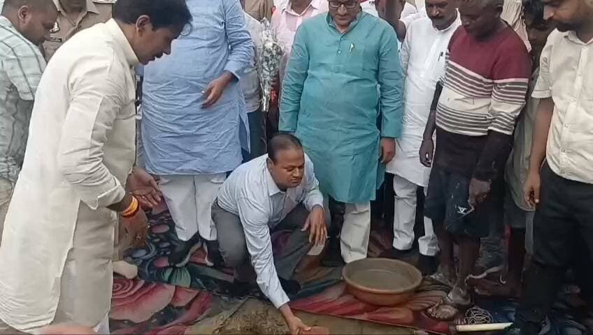 कुकरौछी में 1.80 करोड़ से बनेगा बाढ़ बचाव नियंत्रण केंद्र, प्रभारी मंत्री अनिल राजभर ने किया शिलान्यास, एनडीआरएफ-एसडीआरएफ टीमों के ठहरने से लेकर प्राथमिक उपचार तक की होगी व्यवस्था
आजमगढ़
https://abckhabar.in/?p=8323