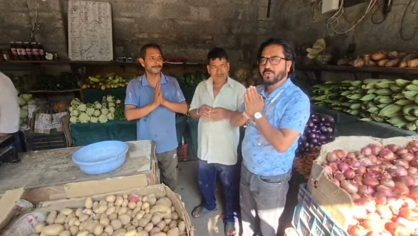 मौहल के सोनू कुमार ने बेसहारा पशुओं के दान की सब्जियां
गौसेवा के लिए तीसरी बार की पहल
कुल्लू। एक ओर जहां बेसहारा पशु सड़कों में भटक कर अपने लिए चारा ढूंढ रहे हैं। वहीं दूसरी ओर कई गौसेवक उन्हें चारा उपलब्ध करवाकर पुण्य कमा रहे हैं। मौहल के सोनू कुमार ने बेसहारा पशुओं के लिए सब्जियां दान की है। गौसेवा के लिए उन्होंने तीसरी बार पहल की है। फल व सब्जियों को गौ सेवा रक्षा दल कुल्लु के माध्यम से गौ धन को गौशाला में दिया गया। गौसेवा रक्षा दल के याद5 शेरा नेगी ने कहा कि इस प्रकार से और भी साथियों को इस अभियान में जुड़ना चाहिए। उन्होंने दानी सजन बी आर सागर पाल, गौ सेवक कृष्ण नेगी, गंगा राम, कमलेश ठाकुर, टिकम राम, सतीश राणा, अमर नाथ भण्डारी, अमर ठाकुर, अजय, अमन बोनी सोनी, भूपेंद्र ठाकुर, अमन ठाकुर, चन्द्र ठाकुर, बेली राम, तरुण कुमार, तुलसी देवी, चन्द्रा महंत, पूर्ण चंद, पिंकू भण्डारी, हुक्म राम, प्रदीप कुमार, हरीश नेगी, विपिन ठाकुर, आशु ठाकुर, सभी दानी सजन साथियों का आभार व्यक्त किया।