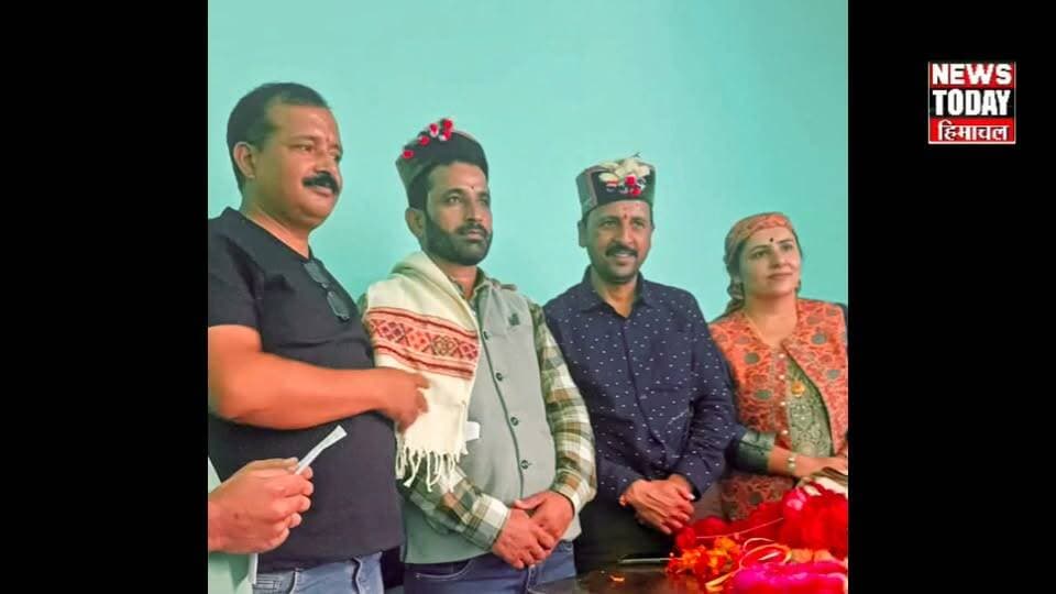 चौपाल विकास खंड की कुताह पंचायत में जिला परिषद अध्यक्ष भोपिंदर सिसोदिया का भव्य स्वागत,
चौपाल की कुताह पंचायत के पराली क्षेत्र के लिए आज का दिन खास रहा। कुताह पंचायत में नवनिर्वाचित जिला शिमला जिला परिषद अध्यक्ष भोपिंदर सिसोदिया और क्षेत्र पंचायत सदस्य अमर चौहान के सम्मान में भव्य स्वागत एवं सम्मान समारोह आयोजित किया गया। पंचायत प्रतिनिधियों और स्थानीय लोगों ने दोनों जनप्रतिनिधियों का गर्मजोशी से स्वागत करते हुए उन्हें शुभकामनाएं दीं।
कुताह पंचायत के पराली क्षेत्र में आयोजित इस सम्मान समारोह में पंचायत प्रतिनिधियों सहित बड़ी संख्या में स्थानीय लोग मौजूद रहे। इस दौरान नवनिर्वाचित जिला परिषद अध्यक्ष भोपिंदर सिसोदिया और क्षेत्र पंचायत सदस्य अमर चौहान का फूल-मालाओं और सम्मान के साथ स्वागत किया गया।
ग्राम पंचायत कुताह की प्रधान सुमन पंधान्चा ने जिला परिषद अध्यक्ष भोपिंदर सिसोदिया को सम्मानित करते हुए कहा कि उनकी इस उपलब्धि से न केवल कुताह पंचायत और पराली क्षेत्र, बल्कि पूरे चंदलोग-नेरवा वार्ड का नाम रोशन हुआ है।
प्रधान ने कहा कि यह उपलब्धि क्षेत्र के लिए गर्व का विषय है और उन्हें उम्मीद है कि भोपिंदर सिसोदिया जिला परिषद अध्यक्ष के रूप में क्षेत्र के विकास और जनहित के मुद्दों को मजबूती से आगे बढ़ाएंगे।
समारोह में ग्राम पंचायत कुताह के उपप्रधान शमशेर धाजटा, पंचायत सचिव राकेश बिजटा, सभी वार्ड सदस्य तथा पंचायत के समस्त प्रतिनिधि और स्थानीय लोग मौजूद रहे।
इस दौरान पंचायतवासियों ने दोनों नवनिर्वाचित जनप्रतिनिधियों को सम्मानित करते हुए उनके उज्ज्वल कार्यकाल की कामना की। समारोह में क्षेत्र की एकजुटता और जनप्रतिनिधियों के प्रति लोगों का सम्मान भी देखने को मिला।
न्यूज टुडे हिमाचल के लिए चौपाल से गिरीश ठाकुर की रिपोर्ट