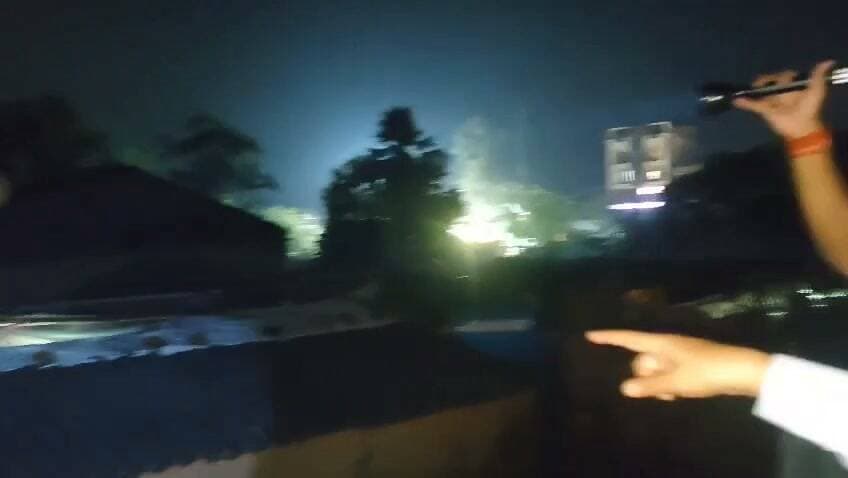सासाराम शहर में जलजमाव की समस्या के समाधान एवं प्रस्तावित सीवरेज ट्रीटमेंट प्लांट के निर्माण हेतु आज रात डीएम दीपक कुमार मिश्रा ने बेदा नगर क्षेत्र का निरीक्षण किया। इस दौरान डीएम ने उपलब्ध भूमि एवं स्थल की उपयुक्तता का जायजा लिया तथा सीवरेज ट्रीटमेंट प्लांट के निर्माण के संबंध में संबंधित पदाधिकारियों से जानकारी ली। उन्होंने आवश्यक प्रक्रिया को आगे बढ़ाने के लिए संबंधित पदाधिकारियों जरूरी निर्देश दिए।
#rohtasdistrict #sasaram
