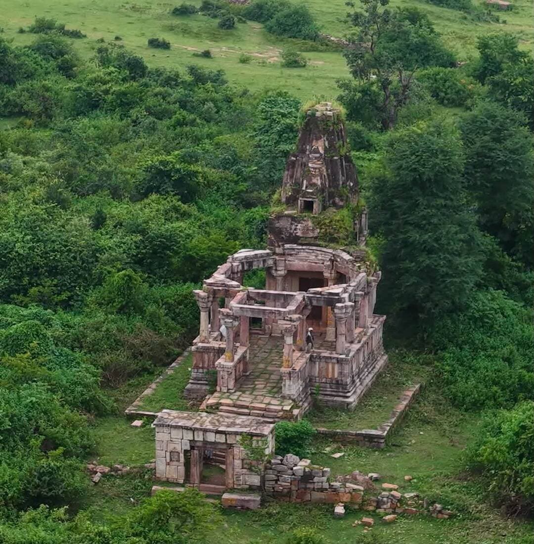 रोहतासगढ़ किला परिसर स्थित प्राचीन गणेश मंदिर में गणेश चतुर्दशी के अवसर पर विधि-विधान से पूजा-अर्चना की गई। शाहाबाद महोत्सव आयोजन समिति के अध्यक्ष अखिलेश कुमार के नेतृत्व में आयोजित कार्यक्रम में वैदिक मंत्रोच्चार, भजन-कीर्तन के बाद प्रसाद वितरण व भंडारे का आयोजन हुआ। कैमूर पहाड़ी के कई गांवों से बड़ी संख्या में श्रद्धालु शामिल हुए।
अखिलेश कुमार ने बताया कि मुग़ल आक्रांताओं द्वारा क्षतिग्रस्त प्राचीन गणेश मंदिर में पूजा अर्चना करीब साढ़े चार सौ साल से बंद था। जहां शाहाबाद महोत्सव आयोजन समिति अध्यक्ष के पहल पर 2023 से पहली बार गणेश चतुर्दशी को पुनः पूजा अर्चना आरंभ किया गया। कार्यक्रम में पूर्व मुखिया कृष्णा सिंह यादव, पैक्स अध्यक्ष महावीर सिंह, संजय पासवान, शेखर चौरसिया, राम रुप उरांव, अवधेश यादव, सुदर्शन सिंह सहित बड़ी संख्या में लोग शामिल हुए।
#rohtasdistrict