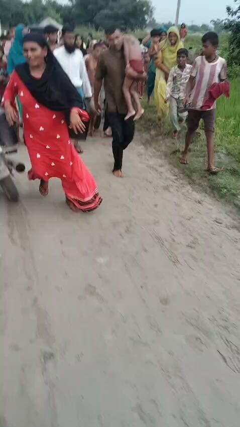 🚨 ब्रेकिंग न्यूज़ | फारबिसगंज
कजरा नदी में डूबी 6 वर्षीय बच्ची, बेहोशी की हालत में पानी से निकाला गया
फारबिसगंज के उत्तर रामपुर निवासी रुकैया परवीन (6 वर्ष), पिता मो. तबरेज, के कजरा नदी में डूबने की सूचना है।
घटना के बाद स्थानीय लोगों की मदद से बच्ची को बेहोशी की हालत में नदी के पानी से बाहर निकाला गया।
बच्ची की हालत को लेकर परिजनों में चिंता का माहौल है। घटना के बाद मौके पर लोगों की भीड़ जुट गई।
📍 फारबिसगंज | अररिया
📰 दस्तक न्यूज़ बिहार