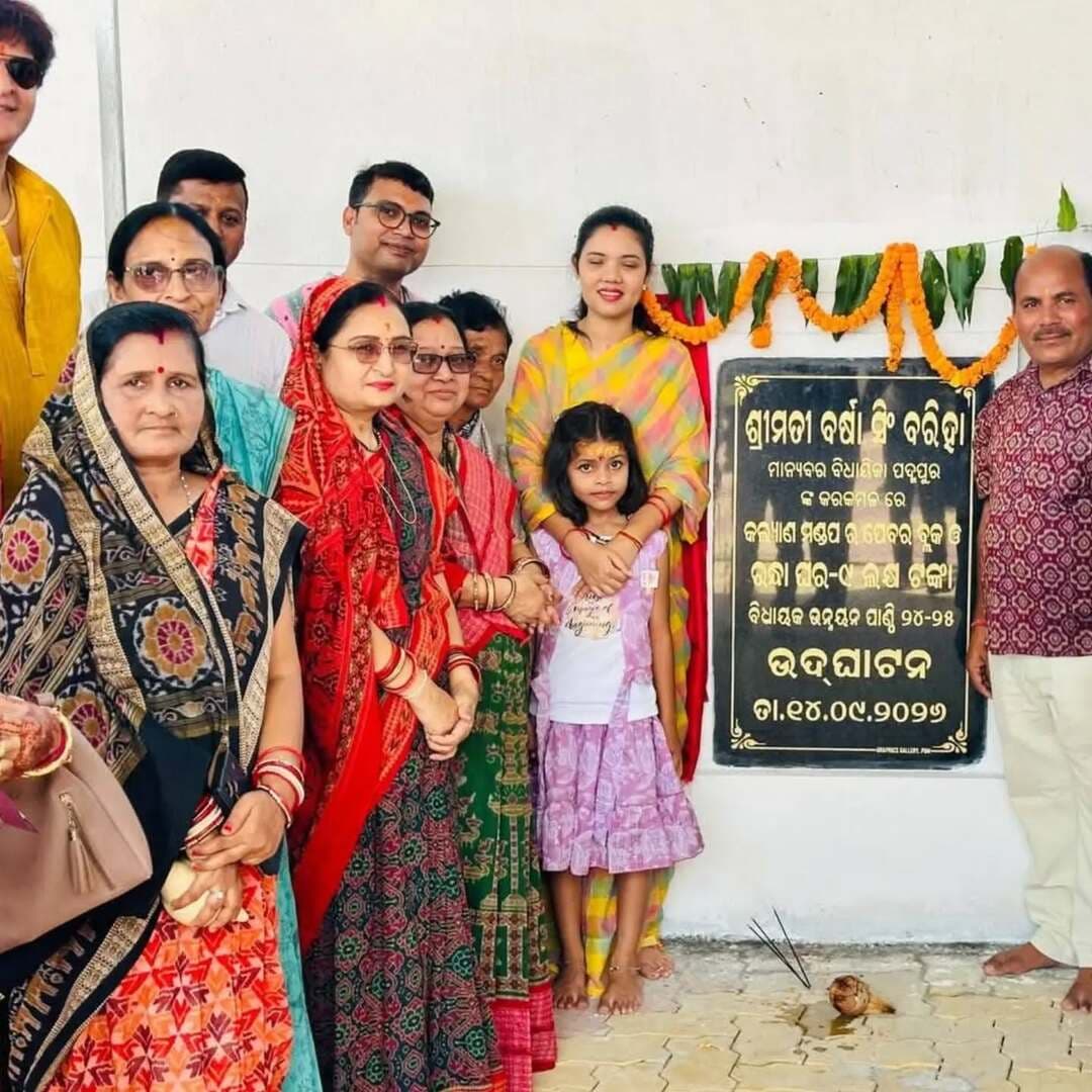 👉 ବ୍ରାହ୍ମଣ ସମାଜ କଲ୍ୟାଣ ମଣ୍ଡପର ରୋଷେଇ ଘର ଭିତ୍ତିପ୍ରସ୍ତର ସ୍ଥାପନ କଲେ ବିଧାୟିକା ବର୍ଷା ସିଂ ବରିହା
ପଦ୍ମପୁର: ସ୍ଥାନୀୟ ବ୍ରାହ୍ମଣ ସମାଜ କଲ୍ୟାଣ ମଣ୍ଡପ ପରିସରରେ ନୂତନ ରୋଷେଇ ଘର ନିର୍ମାଣ ପାଇଁ ଭିତ୍ତିପ୍ରସ୍ତର ସ୍ଥାପନ ହୋଇଯାଇଛି। ପଦ୍ମପୁର ବିଧାୟିକା ବର୍ଷା ସିଂ ବରିହା ମୁଖ୍ୟ ଅତିଥି ଭାବେ ଯୋଗଦେଇ ବିଧାୟକ ପାଣ୍ଠିରୁ ୯ ଲକ୍ଷ ଟଙ୍କା ବ୍ୟୟରେ ନିର୍ମାଣ ହେବାକୁ ଥିବା ରୋଷେଇ ଘରର ଭିତ୍ତିପ୍ରସ୍ତର ସ୍ଥାପନ କରିଥିଲେ।
ଏଥିସହ ପାର୍କିଂ ସ୍ଥାନରେ ନିର୍ମାଣ ହୋଇଥିବା ପେଭର ବ୍ଲକ କାର୍ଯ୍ୟର ମଧ୍ୟ ବିଧାୟିକା ଉଦ୍ଘାଟନ କରିଥିଲେ। ନୂତନ ରୋଷେଇ ଘର ନିର୍ମାଣ ଦ୍ୱାରା ବ୍ରାହ୍ମଣ ସମାଜ କଲ୍ୟାଣ ମଣ୍ଡପରେ ବିଭିନ୍ନ ସାମାଜିକ ଓ ସାମୂହିକ କାର୍ଯ୍ୟକ୍ରମ ଆୟୋଜନରେ ସୁବିଧା ହେବ ବୋଲି ସମାଜ ପକ୍ଷରୁ କୁହାଯାଇଛି।
କାର୍ଯ୍ୟକ୍ରମରେ ସମାଜର ସଭାପତି ଜୟ ନାରାୟଣ ତ୍ରିପାଠୀ, ସମ୍ପାଦକ ସଦାନନ୍ଦ ପୁରୋହିତ, ରାମଚନ୍ଦ୍ର ତ୍ରିପାଠୀ, ପର୍ଶୁରାମ ବାହିନୀ ସଭାପତି ପାର୍ଥ ସାରଥୀ ମହାପାତ୍ର, ବୁଲୁ ପାଣିଗ୍ରାହୀ, ସୁରେଶ ମିଶ୍ର, ଉମେଶ ଦାଶ, ଅକାଶ ପଣ୍ଡା, ଭରତ ପଣ୍ଡା, ବିକାଶ ପଣ୍ଡା, କାର୍ତ୍ତିକେୟ ଦାଶ, ଚନ୍ଦ୍ର ଶେଖର ପୁରୋହିତ ଓ ପ୍ରମୋଦ ମିଶ୍ରଙ୍କ ସମେତ ସମାଜର ବହୁ ସଦସ୍ୟ ଉପସ୍ଥିତ ଥିଲେ।