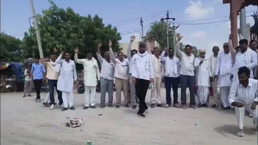 बज्जु में कांग्रेस का बोर्ड नगर पालिका में बनने की खुशी का जश्न मनाया