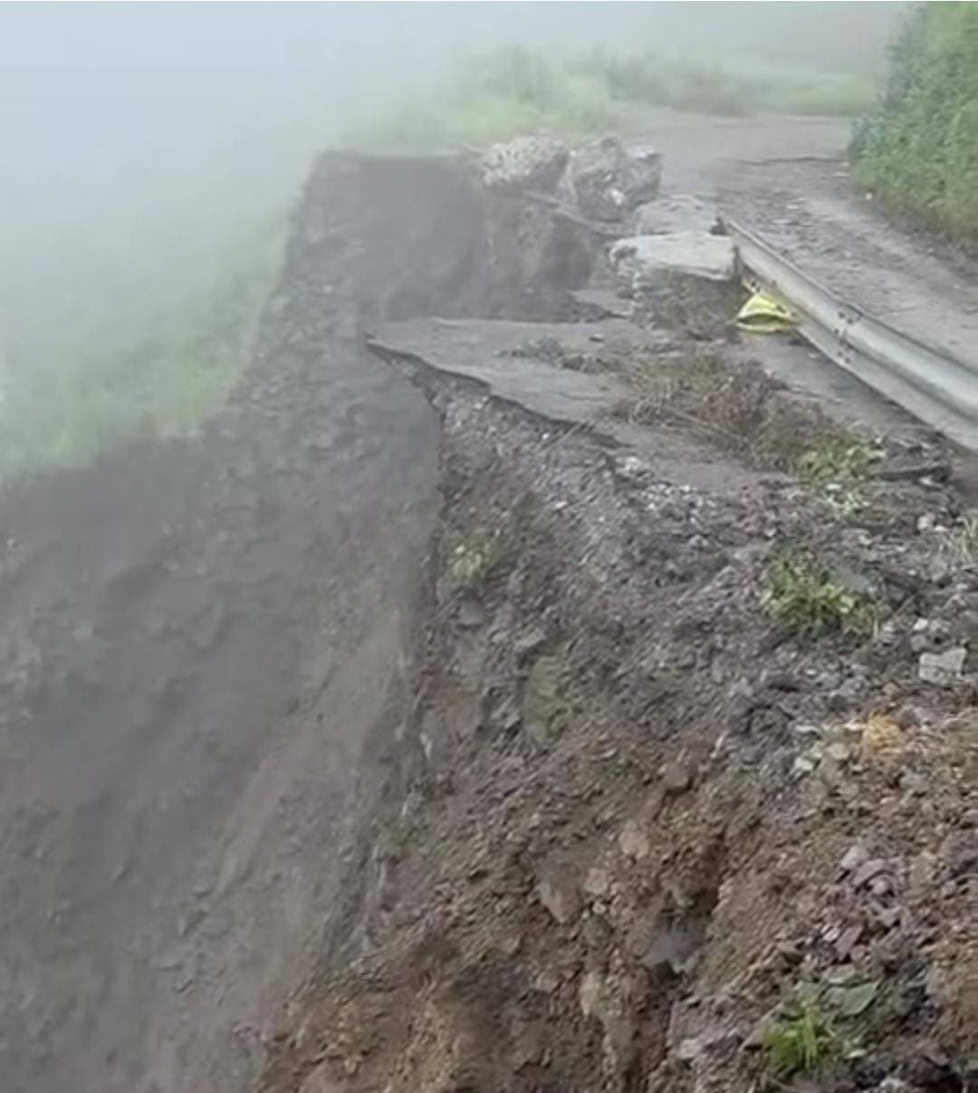 ढलानी में सड़क की बदहाली बनी परेशानी का सबब, ग्रामीणों की सुरक्षा को लेकर उठे सवाल