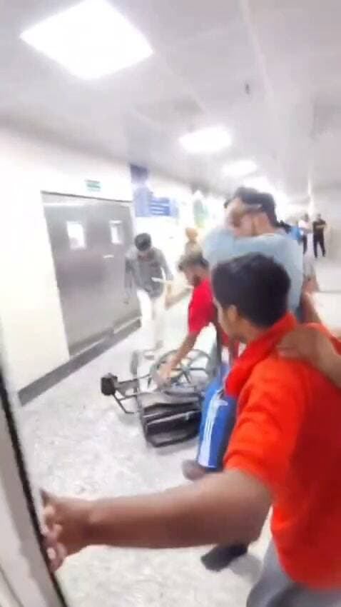 कोरोनेशन अस्पताल में मेडिकल बनवाने पहुंचे दो पक्षों के बीच मारपीट, इंटरनेट पर छाया वीडियो