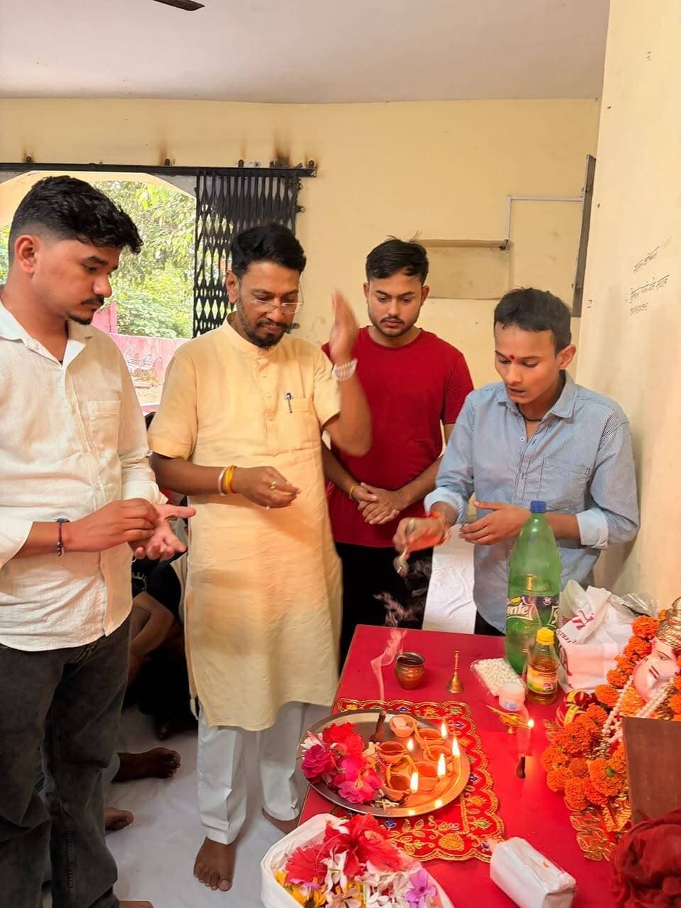 गढ़वाल विश्वविद्यालय के पुरुष छात्रावास में गणेश प्रतिमा स्थापित
श्रीनगर। गणेश चतुर्थी के अवसर पर सोमवार को हेमवती नंदन बहुगुणा गढ़वाल विश्वविद्यालय के श्रीनगर स्थित पुरुष छात्रावास में विधिवत पूजा-अर्चना के साथ भगवान गणेश की प्रतिमा स्थापित की गई। प्रतिमा स्थापना के दौरान छात्रावास परिसर में श्रद्धा और उत्साह का माहौल रहा।
इस अवसर पर छात्र नेता रूपेश नेगी सहित छात्रावास के अन्य छात्र मौजूद रहे। छात्रों ने भगवान गणेश की पूजा-अर्चना कर सुख-समृद्धि और शांति की कामना की। प्रतिमा स्थापना के बाद छात्रावास में गणेशोत्सव को लेकर छात्रों में खासा उत्साह देखने को मिला।