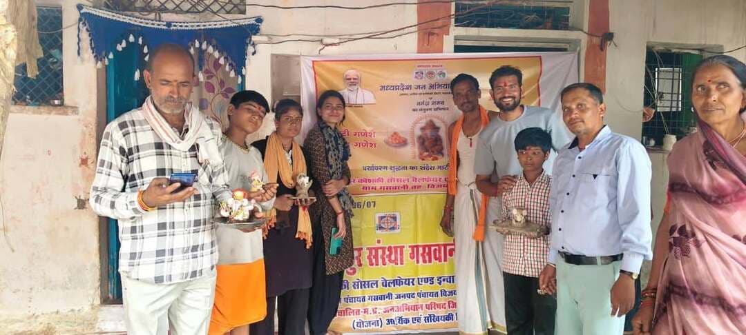 माटी गणेश, सिद्ध गणेश कार्यशाला में बनाई गणेश प्रतिमाएं
-----
पर्यावरण संरक्षण एवं मिट्टी से बनी गणेश प्रतिमाओं को बढ़ावा देने के उद्देश्य से मध्यप्रदेश जन अभियान परिषद द्वारा चयनित नवांकुर संस्थाओं के संयुक्त तत्वावधान में “माटी गणेश, सिद्ध गणेश” निर्माण कार्यशाला का आयोजन किया गया। विकासखंड विजयपुर के सेक्टर गसवानी अंतर्गत ग्राम कीजरी सहित अन्य क्षेत्रों में आयोजित कार्यशाला में महिलाओं, बच्चों, छात्र-छात्राओं एवं प्रस्फुटन समितियों के सदस्यों ने उत्साहपूर्वक भाग लिया और स्वयं मिट्टी से भगवान गणेश की प्रतिमाएं तैयार कीं।
ग्राम कीजरी में आयोजित कार्यक्रम में नवांकुर संस्था माता पार्वती ग्राम उत्थान समिति एवं शिवांश युवक मंडल समिति विजयपुर के पदाधिकारी एवं सदस्य उपस्थित रहे। कार्यक्रम में डॉ. संजय सिंह चौहान, वरिष्ठ समाजसेवी श्री कमल सिंह गौतम, जन अभियान परिषद की जिला समन्वयक श्रीमती नेहा सिंह, ब्लॉक समन्वयक श्रीमती नीतू सिंह गौतम आदि मौजूद रहे। प्रशिक्षक सुश्री प्रियंका मौर्य द्वारा प्रतिभागियों को मिट्टी से गणेश प्रतिमा बनाने की विधि का प्रशिक्षण दिया गया। प्रशिक्षण के दौरान महिलाओं और बच्चों ने विशेष उत्साह एवं रचनात्मकता के साथ गणेश प्रतिमाओं का निर्माण किया।
इस अवसर पर ब्लॉक समन्वयक श्रीमती नीतू सिंह गौतम ने सीएमसीएलडीपी के छात्र-छात्राओं को मध्यप्रदेश जन अभियान परिषद की गतिविधियों एवं योजनाओं की जानकारी दी। अतिथियों द्वारा छात्र-छात्राओं को पुस्तकों का वितरण भी किया गया। एमएसडब्ल्यू एवं बीएसडब्ल्यू का अध्ययन कर रहे विद्यार्थियों को प्रेरित करते हुए अतिथियों ने कहा कि जीवन में आगे बढ़ने के अवसर कहीं से भी प्राप्त किए जा सकते हैं, आवश्यकता केवल अवसरों को पहचानने और आगे बढ़ने की इच्छा की है।
कार्यक्रम के दौरान मेंटर श्री राकेश जाटव एवं श्री दोजीराम जाटव सहित उपस्थित अतिथियों ने लोगों से अपील की कि गणेश चतुर्थी पर अपने हाथों से बनाई गई माटी की गणेश प्रतिमा को घर में स्थापित करें और पर्यावरण संरक्षण का संदेश जन-जन तक पहुंचाएं। उपस्थित महिलाओं, बच्चों एवं ग्रामीणों को प्रतिवर्ष मिट्टी के गणेश बनाने तथा पर्यावरण अनुकूल गणेशोत्सव मनाने के लिए प्रेरित किया गया। इस अवसर पर पर्यावरण संरक्षण एवं माटी की गणेश प्रतिमाओं को बढ़ावा देने का संकल्प भी दिलाया गया।
कार्यक्रम का संचालन नवांकुर संस्था प्रतिनिधि श्री नितेश शर्मा ने किया। वहीं विकासखंड विजयपुर के सेक्टर ए गसवानी की नवांकुर संस्थाओं द्वारा ग्राम कीजरी में आयोजित प्रशिक्षण में नवांकुर संस्था के सचिव श्री दुर्गेश गोस्वामी तथा कीजरी, बड़ौदा कला, सारंगपुर एवं गसवानी की प्रस्फुटन समितियों के अध्यक्ष, सचिव एवं मेंटर श्री राकेश जाटव उपस्थित रहे।
-
CM Madhya Pradesh
Jansampark Madhya Pradesh
#JansamparkMP
#sheopur