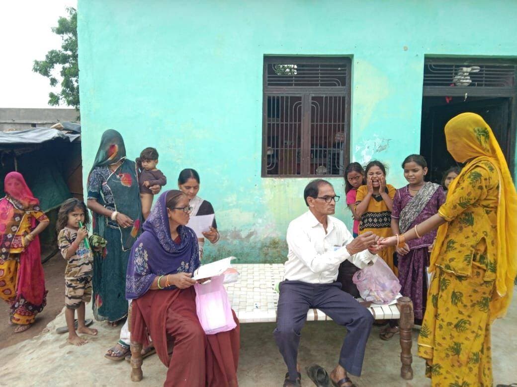ग्राम बडी कॉलोनी में 88 घरो में लार्वा सर्वे
----
कलेक्टर सुश्री शीला दाहिमा के मार्गदर्शन एवं जिला मलेरिया अधिकारी डॉ. एसएन बिंदल के निर्देशन में स्वास्थ्य विभाग की टीम द्वारा संघन मलेरिया नियंत्रण एवं रोकथाम गतिविधियां संचालित की गईं।
अभियान के दौरान कराहल विकासखंड के ग्राम बड़ी कॉलोनी में 88 घरों का लार्वा सर्वेक्षण किया गया, जिसमें 02 घरों में मच्छर का लार्वा पाया गया। लार्वा पाए जाने वाले स्थानों पर तत्काल आवश्यक नष्टीकरण की कार्रवाई की गई। साथ ही बुखार से पीड़ित 15 मरीजों की मलेरिया रैपिड डायग्नोस्टिक किट से जांच की गई, जिसमें सभी की जांच नेगेटिव पाई गई, जांच के उपरांत आवश्यक उपचार एवं स्वास्थ्य संबंधी परामर्श प्रदान किया गया।
स्वास्थ्य विभाग की टीम द्वारा ग्रामीणों को मलेरिया से बचाव के संबंध में जागरूक करते हुए समझाइश दी गई कि किसी भी प्रकार का बुखार आने पर आशा कार्यकर्ता के माध्यम से रक्त की जांच अवश्य करवाएं तथा चिकित्सकीय सलाह के अनुसार पूर्ण उपचार लें। इसके साथ ही सोते समय मच्छरदानी का उपयोग करने, नीम की पत्तियों का धुआं करने, घर एवं आसपास जमा पानी का निकास करने तथा पानी के बर्तनों को ढककर रखने की सलाह दी गई। कूलर एवं पानी की टंकियों की सप्ताह में कम से कम एक बार सफाई करने के लिए भी ग्रामीणों को प्रेरित किया गया।
उक्त गतिविधियों के दौरान श्री नरसिंह गौड़ मलेरिया निरीक्षक, श्रीमती प्रतिमा प्रभाकर, सहयोगिनी, श्रीमती बत्तो जाटव आशा कार्यकर्ता एवं उपस्थित रहे।
-
CM Madhya Pradesh
Jansampark Madhya Pradesh
<nis:link nis:type=tag nis:id=jansamparkmp nis:value=JansamparkMP nis:enabled=true nis:link/>
<nis:link nis:type=tag nis:id=sheopur nis:value=sheopur nis:enabled=true nis:link/>