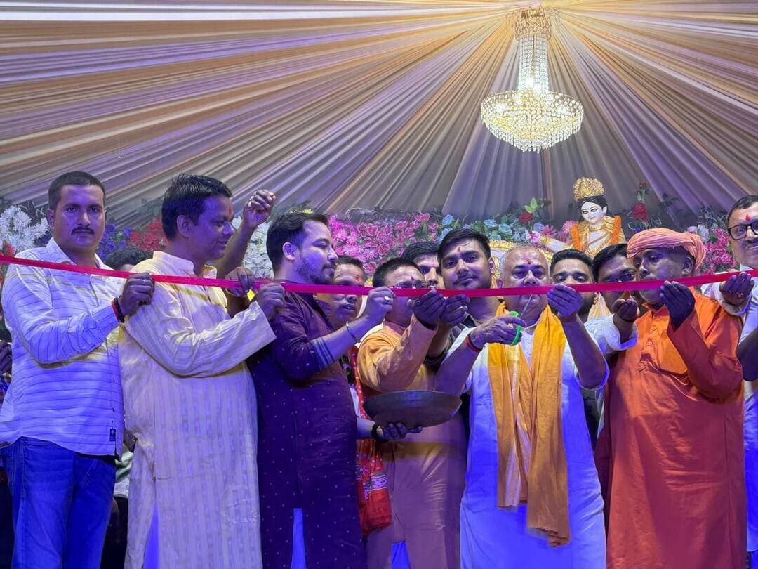 औरंगाबाद के पूर्व सांसद सुशील कुमार सिंह रफीगंज शहर के महराजगंज में एकता क्लब द्वारा आयोजित गणेश पूजा समारोह में शामिल होकर गणपति महाराज का आरती पूजन किए। और मंच का उद्घाटन फीता काट कर किया गया। इस मौके पर भाजपा वरीय नेता विनय कुमार सिंह,भाजपा नगर अध्यक्ष संतोष कुमार साहू, भाजपा जिला मंत्री सुबोध कुमार सिंह, भाजपा ग्रामीण मंडल अध्यक्ष बबलू सिंह, पूर्व चेयरमैन प्रतिनिधि जितेंद्र कुमार, शुभम सिंह,
कमेटी अध्यक्ष- दिलीप सोनी सचिव अमर कुमार, बैजू सोनी, भोला सोनी ,उपेंद्र सोनी,पवन शर्मा ,चुनू शर्मा ,विक्की कश्यप ,रोहित कुमार, डॉ शिशिर विश्वास , संजय योगी , शशि सोनी के साथ सैकड़ों लोग मौजूद रहे।