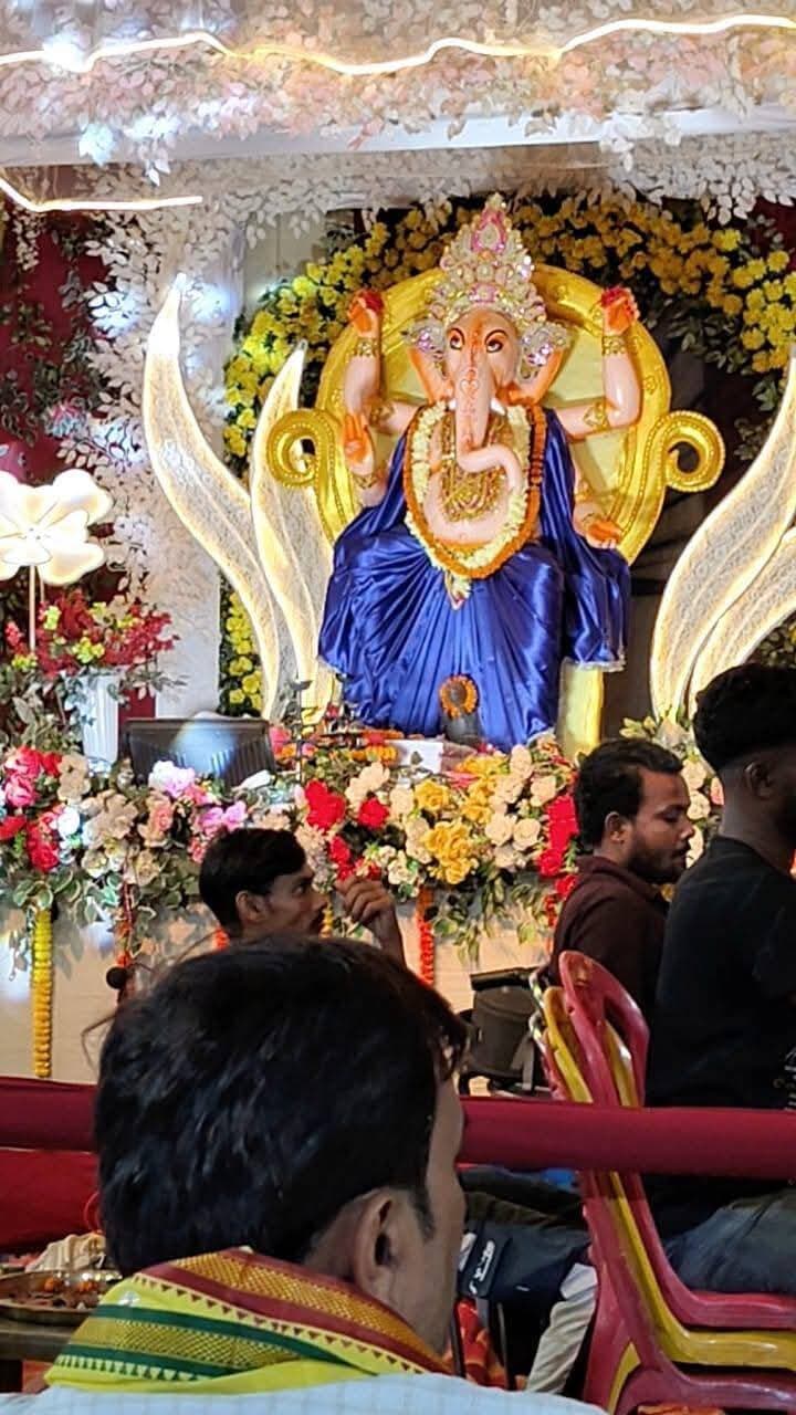 औरंगाबाद में गणेश जन्मोत्सव धूमधाम से मनाया गया।
औरंगाबाद में सोमवार को भगवान श्री गणेश के जन्मोत्सव के अवसर पर शिव गणेश सेवा संस्थान, न्यू एरिया, प्रियव्रत पथ, रमेश चौक में भव्य समारोह का आयोजन धूमधाम से किया गया।
सर्वप्रथम संस्थान के अध्यक्ष अभिषेक प्रताप सिंह उर्फ चुलबुल सिंह व संस्थान के सदस्यों द्वारा आगंतुकों और अभिभावकों का स्वागत व सम्मान कर समारोह का शुभारंभ किया गया। तत्पश्चात भगवान गणेश की महाआरती की गई और प्रसाद वितरण किया गया, जिसमें बड़ी संख्या में श्रद्धालुओं ने भाग लिया।
इसके बाद भजन कार्यक्रम का आयोजन किया गया, जिसकी शुरुआत गायक रवि सिंह, मनीष ओझा और गायिका सीमा गुप्ता ने की। इस सांस्कृतिक कार्यक्रम में श्रद्धालु भक्ति गीतों पर झूमते रहे और गणपति भगवान की जयकार लगाते रहे।