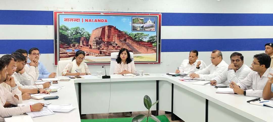 प्रेस विज्ञप्ति
स्थान : नालंदा
दिनांक–14 सितंबर 2026
जिला जनसंपर्क कार्यालय, नालंदा
“निर्णय लेकर आगे बढ़ें अधिकारी, लंबित मामलों के निष्पादन में देरी बर्दाश्त नहीं: जिलाधिकारी”
• राज्य स्तरीय सहयोग पोर्टल एवं अन्य विभागों के लंबित मामलों का समयबद्ध एवं गुणवत्तापूर्ण निष्पादन सुनिश्चित करने को कहा गया।
• 17 सितंबर से शुरू होने वाले सेवा संकल्प अभियान की तैयारियों एवं कैलेंडर की समीक्षा कर आवश्यक दिशा-निर्देश दिए गए।
• सी.एम. डैशबोर्ड के लंबित मामलों को पुलिस प्रशासन से समन्वय कर शीघ्र हल करने का निर्देश दिया गया।
बिहारशरीफ (नालंदा)। नालंदा जिला प्रशासन की साप्ताहिक समीक्षा बैठक सोमवार को न्यू एन.आई.सी. भवन, नालंदा में जिलाधिकारी श्रीमती उदिता सिंह, भा.प्र.से. की अध्यक्षता में आयोजित की गई। बैठक में विभिन्न विभागों के लंबित मामलों, जन शिकायतों, राज्य स्तरीय सहयोग पोर्टल, सेवा संकल्प अभियान, राजस्व महाभियान, राशन कार्ड, विद्युत तथा शिक्षा से संबंधित कार्यों की समीक्षा की गई।
बैठक की शुरुआत 17 सितंबर से प्रारंभ होने वाले सेवा संकल्प अभियान की तैयारियों एवं कैलेंडर की समीक्षा से हुई। जिलाधिकारी ने अभियान को प्रभावी ढंग से धरातल पर लागू करने के लिए आवश्यक दिशा-निर्देश दिए। उन्होंने प्रखंड एवं ब्लॉक स्तर पर कार्यरत कर्मियों में से दो-दो कर्मियों को दस्तावेजीकरण एवं संबंधित कार्यों के लिए प्रशिक्षित कराने का निर्देश दिया, ताकि अभियान के दौरान कार्यों का सही तरीके से रिकॉर्ड संधारित किया जा सके।
जिलाधिकारी ने कहा कि किसी भी मामले के निष्पादन में अनावश्यक विलंब नहीं होना चाहिए। विशेष रूप से राज्य स्तरीय सहयोग पोर्टल से जुड़े मामलों का गुणवत्तापूर्ण एवं समयबद्ध समाधान सुनिश्चित किया जाए। अनुमंडल स्तर पर लंबित मामलों के त्वरित निष्पादन के लिए उन्होंने संबंधित अधिकारियों को निर्देश दिया कि आवश्यक निर्णय शीघ्र लेते हुए मामलों को आगे बढ़ाएं।
मुख्यमंत्री ग्राम पंचायत योजना से संबंधित मामलों की समीक्षा में बताया गया कि पिछली समीक्षा के दौरान लंबित मामलों की संख्या 13 थी, जो वर्तमान में घटकर 7 रह गई है। जिलाधिकारी ने शेष सभी मामलों का निष्पादन इसी सप्ताह के अंदर सुनिश्चित करने का निर्देश दिया। संबंधित पदाधिकारी ने आश्वस्त किया कि निर्धारित समय सीमा के भीतर सभी मामलों का समाधान कर लिया जाएगा।
सी.एम. डैशबोर्ड पर लंबित मामलों की समीक्षा करते हुए जिलाधिकारी ने अधिक संख्या में लंबित मामलों के कारणों की जानकारी ली। बताया गया कि इनमें अधिकांश मामले पुलिस प्रशासन से संबंधित हैं। जिलाधिकारी ने संबंधित अधिकारियों को पुलिस प्रशासन से समन्वय स्थापित कर मामलों के त्वरित समाधान की दिशा में कार्रवाई करने का निर्देश दिया।
बल्क मिल्क वॉयलिंग एवं कूलिंग यूनिट के लिए चिह्नित भूमि से संबंधित प्रस्ताव शीघ्र उपलब्ध कराने का निर्देश दिया। वहीं, नगरनौसा में डिग्री कॉलेज के लिए भूमि संबंधी प्रस्ताव अब तक प्राप्त नहीं होने पर उन्होंने अनुमंडल पदाधिकारी, हिलसा से जानकारी ली।
अनुमंडल पदाधिकारी, हिलसा द्वारा बताया गया कि भूमि का चिन्हांकन कर लिया गया है तथा विभागीय दिशा-निर्देश प्राप्त करने के लिए पत्र भेजा गया है। दिशा-निर्देश प्राप्त होते ही प्रस्ताव भेज दिया जाएगा।
अतिक्रमण से संबंधित मामलों की समीक्षा करते हुए जिलाधिकारी ने आवश्यक कार्रवाई में तेजी लाने का निर्देश दिया। उन्होंने कहा कि अगली समीक्षा बैठक से पहले लंबित 27 मामलों में स्पष्ट प्रगति दिखाई देनी चाहिए तथा संबंधित अधिकारियों द्वारा कार्रवाई की स्थिति प्रस्तुत की जानी चाहिए।
राशन कार्ड से संबंधित समीक्षा में जिलाधिकारी ने केवाईसी की प्रगति को 39 प्रतिशत से आगे बढ़ाने का निर्देश दिया। साथ ही एक अनुमंडल से दूसरे अनुमंडल के बीच कार्य प्रतिशत के अंतर के कारणों की जानकारी ली। उन्होंने राजगीर, हिलसा एवं बिहारशरीफ अनुमंडल में अपेक्षाकृत अधिक अंतर रहने के कारणों की समीक्षा की तथा प्रखंड स्तर पर भी कम प्रगति के कारणों की जानकारी संबंधित अधिकारियों से मांगी। जिलाधिकारी ने कहा कि जिन अनुमंडलों में बेहतर कार्य हो रहा है, वहां अपनाई जा रही कार्यप्रणाली अन्य क्षेत्रों में भी लागू किया जाए।
उन्होंने निर्देश दिया कि आवश्यकता पड़ने पर कर्मी घर-घर जाकर भी आवश्यक जानकारी एवं दस्तावेज प्राप्त करें, ताकि राशन कार्ड से संबंधित आंकड़ों में तेजी से सुधार हो सके।
बिहारशरीफ अनुमंडल पदाधिकारी ने बताया कि दो ऑपरेटरों के माध्यम से राशन कार्ड संबंधी कार्य तेजी से कराया जा रहा है। जिलाधिकारी ने निर्देश दिया कि इसी प्रकार की व्यवस्था अन्य अनुमंडलों में भी सुनिश्चित की जाए।
विद्युत विभाग की समीक्षा के दौरान जिलाधिकारी ने पीएम सूर्य घर योजना में आवेदन प्राप्त होने के बाद कन्वर्जन रेट कम रहने के कारणों की जानकारी ली। संबंधित पदाधिकारी द्वारा बताया गया कि राज्य सब्सिडी प्राप्त होने में विलंब के कारण कन्वर्जन की गति प्रभावित हो रही है।
इस पर जिलाधिकारी ने निर्देश दिया कि प्राप्त आवेदनों में कम-से-कम 50 प्रतिशत कन्वर्जन सुनिश्चित करने का प्रयास किया जाए। उन्होंने विशेष रूप से बिहारशरीफ ग्रामीण एवं राजगीर क्षेत्र में कार्य में तेजी लाने का निर्देश दिया।
Samrat Choudhary
CMO Bihar
Information & Public Relations Department, Government of Bihar
Panchayati Raj Department, Government of Bihar
Revenue and Land Reforms Dept, Govt. of Bihar
Food & Consumer Protection Dept., Govt. of Bihar
Bihar Education Department
Social Welfare Department, Government of Bihar
Energy Department, Bihar
Bihar Health Department