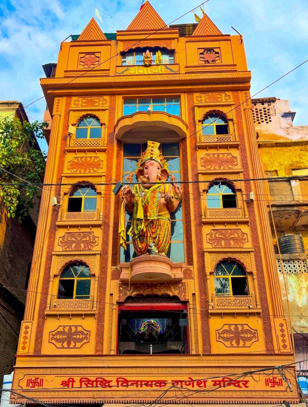 🕉️ श्री सिद्धिविनायक मंदिर, कानपुर 🙏
कानपुर के घंटाघर स्थित यह प्राचीन मंदिर आस्था और इतिहास का अनोखा संगम है। मान्यता है कि ब्रिटिश काल में इसे बाहर से मकान जैसा स्वरूप देकर बनाया गया था। यहाँ गणपति बप्पा के विभिन्न स्वरूपों के साथ विशाल मूषक राज भी आकर्षण का केंद्र हैं। 🐘✨
🙏 गणपति बप्पा मोरया!
Follow @indiawala.gautam
#ganpatibappamorya_ #kanpur #shreesiddhivinayak #ganeshchaturthi #ganpati