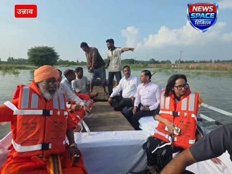 उन्नाव बीजेपी सांसद साक्षी महाराज ने बाढ़ प्रभावित क्षेत्रों का नाव से किया दौरा,अधिकारियों को राहत कार्य तेज करने के दिए निर्देश,CDO,SDM रहे मौजूदगी में बाढ़ पीड़ितोंको बांटी राहत खाद सामग्री