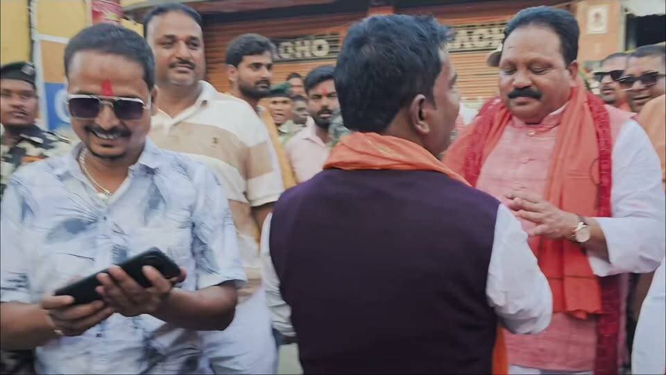 महावीरी झंडा महोत्सव के दौरान फारबिसगंज कांग्रेस विधायक और अररिया बीजेपी सांसद का शिष्टाचार भेंट, अनोखा मिलाप
#Congress #BJP #NavBihar24
#महावीरीझंडामहोत्सव #फारबिसगंज #अररिया #कांग्रेसविधायक #बीजेपीसांसद #शिष्टाचारभेंट #अनोखामिलाप #राजनीतिकमुलाकात #बिहारराजनीति #फारबिसगंजविधानसभा #अरियालोकसभा #महावीरीझंडा #सौहार्द #राजनीतिकसद्भाव #ArariaNews