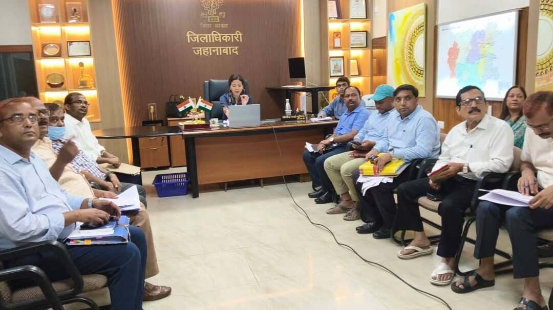 एनीमिया मुक्त भारत अभियान के तहत बच्चों के स्वास्थ्य की हुई जांच; सभी बच्चे स्वस्थ पाए गए, अभिभावकों को आयरन सिरप के सुरक्षित सेवन के संबंध में किया गया जागरूक
एनीमिया मुक्त भारत अभियान के तहत 6 माह से 19 वर्ष तक के बच्चों एवं किशोर-किशोरियों में एनीमिया की रोकथाम एवं नियंत्रण के उद्देश्य से निर्धारित समय एवं मात्रा के अनुसार आयरन सिरप/टैबलेट का सेवन कराया जा रहा है।
इसी क्रम में रतनी फरीदपुर प्रखंड अंतर्गत एक आंगनवाड़ी केंद्र पर बच्चों को निर्धारित मात्रा में आयरन सिरप पिलाए जाने के पश्चात 25 बच्चों में उल्टी की शिकायत की सूचना प्राप्त हुई। उक्त सूचना के संज्ञान में आते ही जिला पदाधिकारी, जहानाबाद श्रीमती छिरिङ वाई भूटिया के निर्देश पर अपर समाहर्ता (विशेष कार्यक्रम), जिला कार्यक्रम पदाधिकारी, आईसीडीएस तथा संबंधित चिकित्सा पदाधिकारी द्वारा तत्काल मामले की जांच की गई और बच्चों के स्वास्थ्य की स्थिति का जायजा लिया गया।
जांच के दौरान चिकित्सकों द्वारा बताया गया कि आयरन सिरप के सेवन के बाद कुछ बच्चों में कभी-कभी उल्टी जैसी सामान्य प्रतिक्रिया हो सकती है। खाली पेट आयरन सिरप का सेवन करने अथवा सिरप के स्वाद एवं गंध के कारण भी कुछ बच्चों में ऐसी प्रतिक्रिया देखने को मिल सकती है। सामान्य परिस्थितियों में यह चिंताजनक नहीं होती है।
चिकित्सक की उपस्थिति में अपर समाहर्ता (विशेष कार्यक्रम) श्री तेज नारायण राय द्वारा बच्चों के अभिभावकों को आवश्यक जानकारी देते हुए बताया गया कि यदि बच्चे को सीमित बार उल्टी होती है, तो प्राथमिक रूप से ORS का घोल देते हुए बच्चे की निगरानी की जाए। यदि उल्टी बार-बार हो अथवा बच्चे में कोई अन्य असामान्य लक्षण दिखाई दे, तो तत्काल नजदीकी प्राथमिक स्वास्थ्य केंद्र अथवा अन्य स्वास्थ्य संस्थान में चिकित्सकीय परामर्श प्राप्त किया जाए।
जांच के दौरान सभी बच्चे स्वस्थ पाए गए। संबंधित बच्चों के अभिभावकों को आयरन सिरप के सही सेवन की विधि, निर्धारित मात्रा तथा सेवन के बाद कभी-कभी होने वाली सामान्य प्रतिक्रियाओं के संबंध में आवश्यक जानकारी एवं जागरूकता प्रदान की गई।
जिला पदाधिकारी द्वारा जिला कार्यक्रम पदाधिकारी, आईसीडीएस को निर्देश दिया गया है कि जिले के प्रत्येक आंगनवाड़ी केंद्र पर सेविका एवं संबंधित आशा कार्यकर्ता आपसी समन्वय स्थापित करते हुए बच्चों के अभिभावकों को आयरन सिरप/टैबलेट के सही सेवन, निर्धारित मात्रा तथा सेवन के बाद होने वाली संभावित सामान्य प्रतिक्रियाओं, जैसे उल्टी, चक्कर आदि के संबंध में पूर्व से जागरूक करें। साथ ही, दवा के सेवन के उपरांत बच्चों की नियमित निगरानी एवं आवश्यक देखभाल सुनिश्चित की जाए।
T.B.मुक्त भारत अभियान के तहत एक्स-रे जांच में प्रगति की समीक्षा की गई|
जिला पदाधिकारी द्वारा टी बी मुक्त भारत अभियान के अंतर्गत निर्धारित स्क्रीनिंग के अनुरूप शत-प्रतिशत एक्स-रे सुनिश्चित करने का निर्देश दिया गया है। हुलासगंज प्रखंड में अपेक्षित संख्या में एक्स-रे नहीं होने के संबंध में संबंधित चिकित्सा पदाधिकारी(MOIC) से स्पष्टीकरण प्राप्त करने का निर्देश भी जिला पदाधिकारी द्वारा दिया गया है।
‘चिकित्सा आपके द्वार’ अभियान की समीक्षा के क्रम में जिला पदाधिकारी, जहानाबाद श्रीमती छिरिङ वाई भूटिया के द्वारा प्रति स्वास्थ्य केंद्र 70 लक्ष्य प्राप्त करने का निर्देश दिया गया|
#जिला_प्रशासन_जहानाबाद
#IPRDBihar
#BiharHealthDepartment