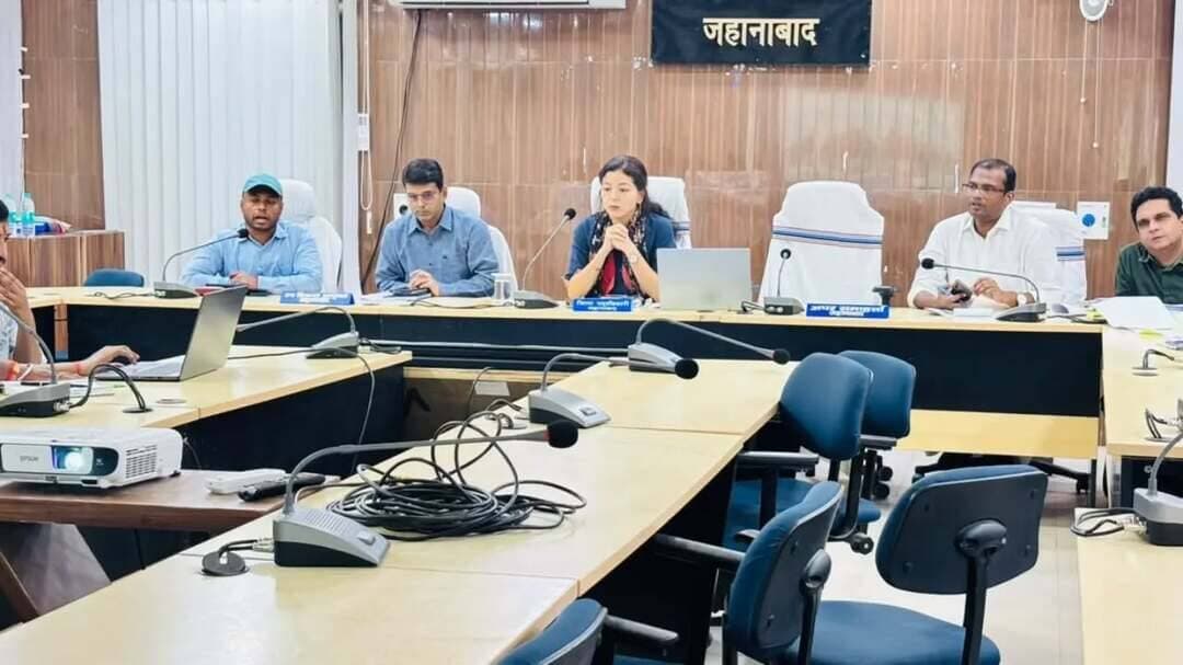 🎻 सूफी महोत्सव 2026 में देश के ख्यातिप्राप्त निजामी बंधु की होगी विशेष प्रस्तुति, स्थानीय एवं राज्य स्तरीय कलाकारों को भी मिलेगा मंच
🎼जिला प्रशासन, जहानाबाद द्वारा जिले की समृद्ध सांस्कृतिक परंपरा एवं सूफियाना विरासत को जन-जन तक पहुंचाने के उद्देश्य से सूफी महोत्सव 2026 के आयोजन की तैयारियां तेज कर दी गई हैं। महोत्सव को भव्य, गरिमापूर्ण एवं गुणवत्तापूर्ण बनाने के लिए आज दिनांक 14 सितम्बर, 2026 को जिला पदाधिकारी, जहानाबाद श्रीमती छिरिड़ वाई भूटिया की अध्यक्षता में समाहरणालय स्थित सभा कक्ष में निविदा में चयनित एजेंसियों के साथ बैठक आयोजित की गई।
🪗बैठक में महोत्सव के सांस्कृतिक कार्यक्रमों के आयोजन, कलाकारों की सहभागिता तथा कार्यक्रम की गुणवत्ता सहित विभिन्न बिंदुओं पर विस्तृत विचार-विमर्श किया गया। इस दौरान यह निर्णय लिया गया कि सूफी महोत्सव 2026 में देश के सुप्रसिद्ध सूफी एवं क़व्वाली कलाकार निजामी बंधु (Nizami Bandhu) द्वारा विशेष प्रस्तुति दी जाएगी। उनकी प्रस्तुति महोत्सव के प्रमुख आकर्षणों में शामिल होगी।
🎷महोत्सव को स्थानीय प्रतिभाओं से जोड़ने तथा जिले के कलाकारों को अपनी कला एवं प्रतिभा प्रदर्शित करने का अवसर प्रदान करने के उद्देश्य से स्थानीय एवं राज्य स्तरीय कलाकारों से भी सूफी गायन एवं संबंधित सांस्कृतिक विधाओं में प्रस्तुति हेतु प्रस्ताव आमंत्रित किए गए हैं। इच्छुक कलाकार अपना प्रस्ताव 16 सितम्बर, 2026 तक जिला कला एवं संस्कृति शाखा, विकास भवन (प्रथम तल), जहानाबाद में उपलब्ध करा सकते हैं। प्राप्त प्रस्तावों के आधार पर सांस्कृतिक कार्यक्रम के लिए कलाकारों के चयन की अग्रेतर कार्रवाई की जाएगी।
🎻जिला पदाधिकारी ने चयनित एजेंसी को आयोजन से संबंधित सभी कार्यों में गुणवत्ता, समयबद्धता एवं बेहतर प्रबंधन सुनिश्चित करने का निर्देश दिया, ताकि सूफी महोत्सव का आयोजन अपनी सांस्कृतिक गरिमा के अनुरूप सफलतापूर्वक संपन्न हो सके।
🪗जिला प्रशासन ने जिले के प्रतिभाशाली एवं इच्छुक कलाकारों से अपील की है कि वे इस महत्वपूर्ण सांस्कृतिक आयोजन में अपनी सहभागिता के अवसर का लाभ उठाते हुए निर्धारित समय-सीमा के भीतर अपना प्रस्ताव उपलब्ध कराएं। सूफी महोत्सव 2026 न केवल सूफियाना संगीत एवं संस्कृति का उत्सव होगा, बल्कि स्थानीय कलाकारों को एक प्रतिष्ठित मंच प्रदान करने की दिशा में भी महत्वपूर्ण पहल साबित होगा।
#जिला_प्रशासन_जहानाबाद
#IPRDBihar