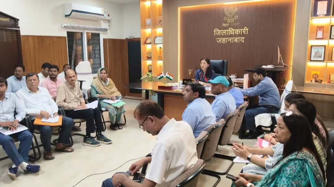 🔴 *सेवा संकल्प अभियान के सफल आयोजन को लेकर जिला पदाधिकारी ने की समीक्षा बैठक*
🔴 आज दिनांक 14 सितम्बर, 2026 को जिला पदाधिकारी, जहानाबाद, श्रीमती छिरिड़ वाई भूटिया की अध्यक्षता में ‘सेवा संकल्प अभियान’ के सफल आयोजन को लेकर बैठक आयोजित की गई। बैठक में जिला स्तरीय पदाधिकारियों ने भौतिक रूप से तथा प्रखंड स्तरीय पदाधिकारियों ने वीडियो कॉन्फ्रेंसिंग के माध्यम से भाग लिया।
🔴 बैठक में जिला पदाधिकारी ने सभी प्रखंड विकास पदाधिकारी, अंचल अधिकारी, कार्यपालक पदाधिकारी, नगर परिषद/नगर पंचायत, प्रखंड शिक्षा पदाधिकारी, प्रखंड पंचायती राज पदाधिकारी, बाल विकास परियोजना पदाधिकारी सहित अन्य प्रखंड स्तरीय पदाधिकारियों को आवश्यक दिशा-निर्देश दिए।
🔴 जिला पदाधिकारी ने निर्देश दिया कि दिनांक 17 सितंबर से प्रारंभ होने वाले ‘सेवा संकल्प अभियान’ के तहत अपने-अपने प्रखंडों की कार्ययोजना के अनुरूप आवश्यक संख्या में दीयों का आकलन कर अविलंब जीविका को संख्या उपलब्ध कराएं, ताकि ससमय पर्याप्त संख्या में दीयों की उपलब्धता सुनिश्चित की जा सके।
उन्होंने निर्देश दिया कि 17 सितंबर को जिले के विद्यालयों, आंगनबाड़ी केंद्रों एवं सभी सरकारी भवनों में दीप प्रज्वलित कर ‘सेवा संकल्प अभियान’ का शुभारंभ किया जाए। इसके अतिरिक्त जिला स्तर पर समाहरणालय, अनुमंडल कार्यालयों तथा अन्य तकनीकी विभागों के कार्यालयों में भी दीप प्रज्वलित करने का निर्देश दिया गया।
जिला पदाधिकारी ने गांधी मैदान में सामूहिक दीप प्रज्वलन के साथ-साथ ‘सेवा संकल्प’ की मानव श्रृंखला के निर्माण हेतु आवश्यक तैयारियां सुनिश्चित करने का निर्देश दिया। इसके अतिरिक्त ठाकुरबाड़ी संगम घाट सहित जिले के अन्य प्रमुख घाटों पर भी दीप प्रज्वलित कर ‘सेवा संकल्प अभियान’ को व्यापक जनभागीदारी के साथ सफल बनाने का निर्देश दिया गया।
जिला पदाधिकारी ने सभी संबंधित पदाधिकारियों को निर्देशित किया कि अभियान के सफल आयोजन हेतु आपसी समन्वय के साथ समयबद्ध रूप से सभी आवश्यक तैयारियां पूर्ण करें तथा अधिक से अधिक जनभागीदारी सुनिश्चित करें।