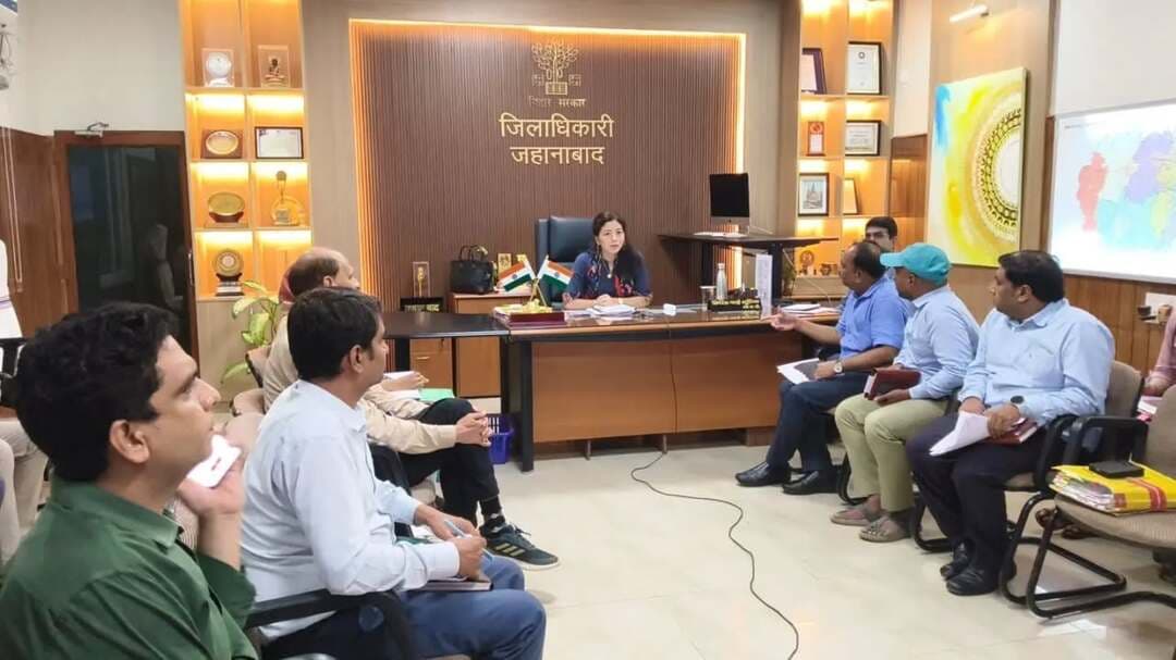 🏭 पीएम सूर्य घर योजना की प्रगति की समीक्षा, लाभार्थियों को ऋण उपलब्ध कराने एवं सोलर प्लांट अधिष्ठापन में तेजी लाने का निर्देश
🏙️आज दिनांक 14 सितम्बर, 2026 को मुख्य सचिव, बिहार की अध्यक्षता में प्रधानमंत्री सूर्य घर योजना के अंतर्गत अधिकाधिक लाभार्थियों को ऋण स्वीकृत कराने तथा उनके घरों पर सोलर प्लांट के अधिष्ठापन की प्रगति की वीडियो कॉन्फ्रेंसिंग के माध्यम से समीक्षा की गई। समीक्षा बैठक में राज्य के विभिन्न जिलों के जिला पदाधिकारियों के साथ-साथ जिला पदाधिकारी, जहानाबाद श्रीमती छिरिड• वाई भूटिया भी शामिल हुईं।
💡वीडियो कॉन्फ्रेंसिंग के दौरान मुख्य सचिव, बिहार द्वारा जिले में पीएम सूर्य घर योजना के तहत सोलर प्लांट के अधिष्ठापन कार्य में तेजी लाने का निर्देश दिया गया। साथ ही, अधिक से अधिक पात्र लाभार्थियों को योजना का लाभ सुनिश्चित करने के लिए उन्हें बैंक ऋण की स्वीकृति प्राप्त करने में आवश्यक सहयोग एवं मार्गदर्शन उपलब्ध कराने पर विशेष बल दिया गया।
💡 मुख्य सचिव ने निर्देश दिया कि योजना के क्रियान्वयन में संबंधित विभागों एवं बैंकों के बीच बेहतर समन्वय स्थापित करते हुए पात्र लाभार्थियों के ऋण स्वीकृति की प्रक्रिया को सुगम बनाया जाए, ताकि अधिकाधिक परिवारों के घरों पर सोलर प्लांट का अधिष्ठापन सुनिश्चित हो सके।
🏙️जिला पदाधिकारी ने संबंधित पदाधिकारियों को निर्देशित किया कि पीएम सूर्य घर योजना के क्रियान्वयन में सक्रियता एवं समन्वय के साथ कार्य करते हुए निर्धारित लक्ष्यों को समयबद्ध रूप से पूरा करना सुनिश्चित करें। साथ ही, लाभार्थियों को योजना से संबंधित आवश्यक जानकारी उपलब्ध कराने तथा ऋण स्वीकृति एवं सोलर प्लांट अधिष्ठापन की प्रक्रिया में हर संभव सहायता प्रदान करने का निर्देश दिया।
#जिला_प्रशासन_जहानाबाद
#IPRDBihar
#पीएम_सूर्य_घर_योजना
#विकसितभारत #विकसित_भारत