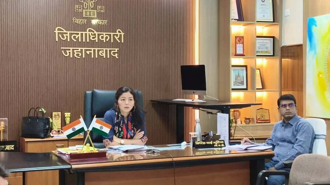 🌾 एग्री स्टैक योजना के तहत फॉर्मर रजिस्ट्री एवं डिजिटल क्रॉप सर्वे की समीक्षा
🔴 आज दिनांक 14 सितम्बर, 2026 को मुख्य सचिव, बिहार की अध्यक्षता में एग्री स्टैक योजना के अंतर्गत फॉर्मर रजिस्ट्री एवं डिजिटल क्रॉप सर्वे की प्रगति की वीडियो कॉन्फ्रेंसिंग के माध्यम से समीक्षा की गई। समीक्षा बैठक में राज्य के विभिन्न जिलों के जिला पदाधिकारियों के साथ-साथ जिला पदाधिकारी, जहानाबाद श्रीमती छिरिड• वाई भूटिया भी शामिल हुईं।
🌾वीडियो कॉन्फ्रेंसिंग के दौरान मुख्य सचिव, बिहार द्वारा जिले में जमाबंदी धारक सभी किसानों का फॉर्मर आईडी तैयार करने हेतु आवश्यक कार्रवाई सुनिश्चित करने का निर्देश दिया गया। उन्होंने फॉर्मर रजिस्ट्री के कार्य में तेजी लाते हुए शत-प्रतिशत किसानों को इससे आच्छादित करने पर विशेष बल दिया।
🌾 समीक्षा के दौरान यह जानकारी दी गई कि डिजिटल क्रॉप सर्वे के क्षेत्र में जहानाबाद जिला पूरे बिहार में तीसरे स्थान पर है। जिले की इस उपलब्धि पर जिला पदाधिकारी ने संतोष व्यक्त करते हुए डिजिटल क्रॉप सर्वे के अंतर्गत लंबित सभी प्लॉटों का सर्वेक्षण सितम्बर माह के अंत तक अनिवार्य रूप से पूर्ण करने का निर्देश संबंधित पदाधिकारियों एवं कर्मियों को दिया।
जिला पदाधिकारी ने निर्देशित किया कि फॉर्मर रजिस्ट्री एवं डिजिटल क्रॉप सर्वे से संबंधित कार्यों में किसी भी स्तर पर शिथिलता न बरती जाए तथा निर्धारित समय-सीमा के भीतर लक्ष्यों को शत-प्रतिशत पूरा करना सुनिश्चित किया जाए।
#जिला_प्रशासन_जहानाबाद
#IPRDBihar
#विकसितभारत #विकसित_भारत