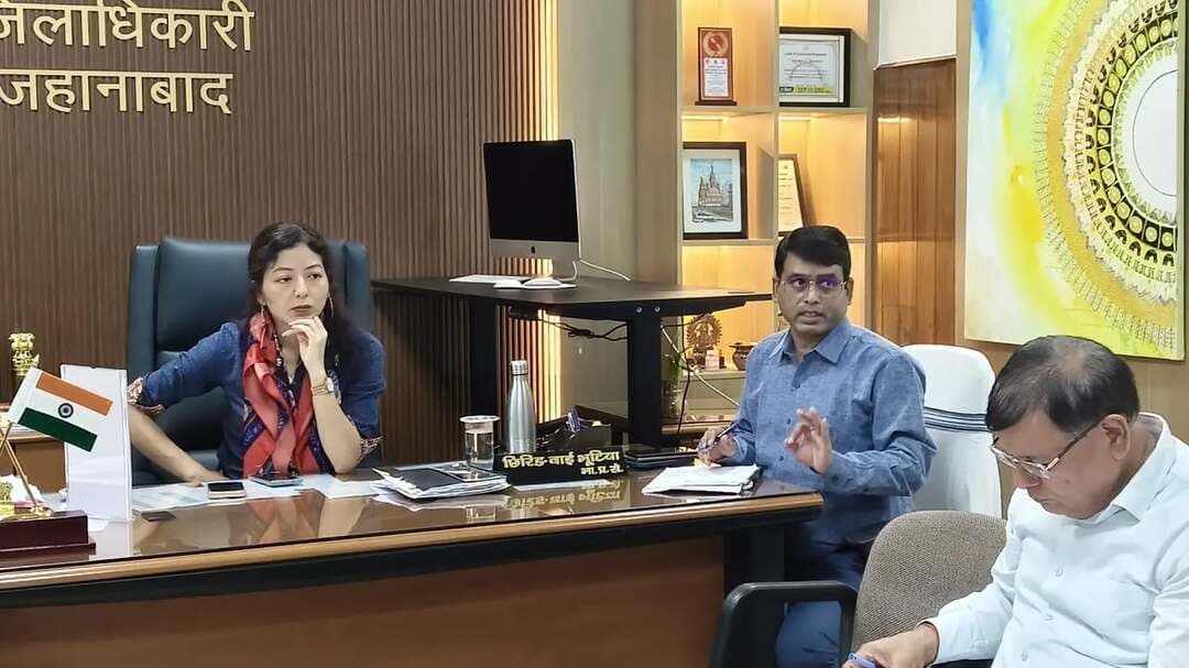 बज्र गृह/परीक्षा भवन के निर्माण हेतु भूमि की उपलब्धता को लेकर समीक्षा बैठक आयोजित
आज दिनांक 14 सितम्बर, 2026 को जिला पदाधिकारी, जहानाबाद श्रीमती छिरिड• वाई भूटिया की अध्यक्षता में जिले में बज्र गृह/परीक्षा भवन के निर्माण हेतु भूमि की उपलब्धता के संबंध में समीक्षा बैठक आयोजित की गई। बैठक में मगध विश्वविद्यालय एवं एस.एस. कॉलेज, जहानाबाद के प्रतिनिधि उपस्थित रहे।
बैठक में बताया गया कि बज्र गृह/परीक्षा भवन के निर्माण के लिए लगभग एक से डेढ़ एकड़ भूमि की आवश्यकता है। इस संबंध में पूर्व में पत्र के माध्यम से मगध विश्वविद्यालय एवं एस.एस. कॉलेज को भूमि उपलब्ध कराने तथा आवश्यक अनापत्ति प्रमाण-पत्र (NOC) उपलब्ध कराने हेतु सूचित किया गया था। हालांकि, अब तक अनापत्ति प्रमाण-पत्र निर्गत नहीं किए जाने के कारण प्रस्ताव को अग्रेतर कार्रवाई हेतु बिहार विद्यालय परीक्षा समिति को भेजा नहीं जा सका है।
प्रशासनिक दृष्टिकोण से एस.एस. कॉलेज, जहानाबाद में उपलब्ध भूमि बज्र गृह/परीक्षा भवन के निर्माण के लिए उपयुक्त पाई गई। इस पर जिला पदाधिकारी ने उप विकास आयुक्त, जहानाबाद, भूमि सुधार उप समाहर्ता, जहानाबाद एवं जिला शिक्षा पदाधिकारी, जहानाबाद को निर्देश दिया कि मगध विश्वविद्यालय के प्रतिनिधियों एवं एस.एस. कॉलेज के प्राचार्य से समन्वय स्थापित करते हुए आवश्यक अनापत्ति प्रमाण-पत्र प्राप्त करने की दिशा में कार्रवाई सुनिश्चित करें, ताकि निर्माण कार्य से संबंधित प्रस्ताव को शीघ्र अग्रेतर कार्रवाई हेतु बिहार विद्यालय परीक्षा समिति को भेजा जा सके।
#जिला_प्रशासन_जहानाबाद
#IPRDBihar
#विकसितभारत #विकसित_भारत
#जनभागीदारी_शिक्षासेप्रगति
