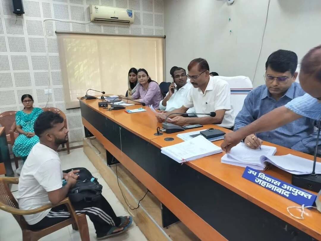 *जनता दरबार में 25 शिकायतों की सुनवाई ; त्वरित, समयबद्ध एवं गुणवत्तापूर्ण निष्पादन के निर्देश*
विभागीय दिशा-निर्देश के आलोक में आमजनों की समस्याओं के त्वरित एवं प्रभावी समाधान हेतु आज दिनांक 14 सितम्बर, 2026 को जिला पदाधिकारी, जहानाबाद श्रीमती छिरिङ वाई भूटिया के निर्देशानुसार उप विकास आयुक्त, जहानाबाद श्री आदित्य कुमार पियूष के नेतृत्व में समाहरणालय स्थित ग्राम प्लैक्स भवन में जिला स्तरीय जनता दरबार का आयोजन किया गया।
आज के जनता दरबार में आमजनों से कुल 25 आवेदन/शिकायतें प्राप्त हुईं। जिला पदाधिकारी द्वारा प्रत्येक मामले की गंभीरतापूर्वक सुनवाई करते हुए संबंधित विभागीय पदाधिकारियों को जांच कर नियमानुसार त्वरित कार्रवाई एवं समयबद्ध निष्पादन सुनिश्चित करने का निर्देश दिया गया।
प्राप्त शिकायतों में अंचल अधिकारी, काको का गलत जमाबंदी टोडने और अतिक्रमण के संबंध में, अंचल अधिकारी, मखदुमपुर का जमाबंदी सुधार के लिए, आंगनबाड़ी भवन निर्माण से संबंधित, भू-दान भूमि का अवैध रूप से निबंधन कराने से संबंधित, रैयती करण से संबंधित, रोजगार हेतु बैंक ऋण उपलब्ध कराने से संबंधित, विद्युत विभाग से अनापत्ति प्रमाण-पत्र उपलब्ध कराने से संबंधित, नाली निर्माण से संबंधित, बिहार विधानसभा आम निर्वाचन में किये गये कार्य का विपत्र भुगतान से संबंधित, जन वितरण प्रणाली में अनुकंपा के आधार पर अनुज्ञप्ति देने के संबंध में, ट्राई साईकिल उपलब्ध कराने से संबंधित, अनुग्रह अनुदान राशि भुगतान करने से संबंधित सहित अन्य मामले शामिल रहे।
भूमि विवाद से संबंधित मामलों में भूमि सुधार उप समाहर्ता को नियमानुसार सुनवाई एवं निष्पादन सुनिश्चित करने को कहा गया। वहीं परिमार्जन, जमीन पर कब्जा एवं भूमि मापी से संबंधित मामलों में संबंधित राजस्व पदाधिकारियों को अभिलेखों की जांच एवं आवश्यक स्थल सत्यापन करते हुए समयबद्ध कार्रवाई सुनिश्चित करने का निर्देश दिया गया।
उप विकास आयुक्त ने सभी संबंधित पदाधिकारियों को स्पष्ट निर्देश दिया कि जनता दरबार में प्राप्त आवेदनों की गंभीरता एवं संवेदनशीलता के साथ जांच करते हुए तार्किक, पारदर्शी एवं गुणवत्तापूर्ण निष्पादन सुनिश्चित किया जाए। किसी भी स्तर पर अनावश्यक विलंब नहीं हो तथा संबंधित पदाधिकारी प्राप्त शिकायतों की नियमित समीक्षा करते हुए शीघ्र निष्पादन सुनिश्चित करें।
#जिला_प्रशासन_जहानाबाद #IPRDBihar
#जनभागीदारी_शिक्षासेप्रगति #सहयोग_से_समाधान
#सहयोग_शिविर #विकसितभारत
#विकसित_भारत