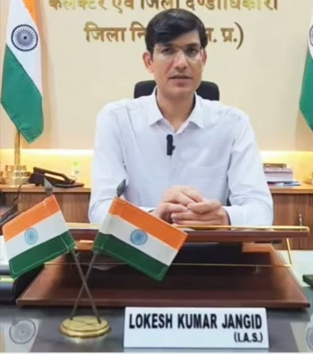 मुरैना में धारा 163 के तहत प्रतिबंधात्मक आदेश लागू
मुरैना कलेक्टर लोकेश कुमार जांगिड़ ने भारतीय नागरिक सुरक्षा संहिता की धारा 163 के तहत जिले में प्रतिबंधात्मक आदेश जारी किया है। आदेश के तहत सोशल मीडिया पर भड़काऊ पोस्ट, अफवाह, आपत्तिजनक नारेबाजी और सांप्रदायिक या जातिगत विद्वेष फैलाने वाली सामग्री पर रोक रहेगी। ऐसी पोस्ट को लाइक या फॉरवर्ड करने पर भी कार्रवाई की चेतावनी दी गई है। रैली में शासकीय संपत्ति को नुकसान पहुंचाने और हथियार लेकर चलने पर भी प्रतिबंध रहेगा। आदेश का उद्देश्य जिले में शांति और साम्प्रदायिक सद्भाव बनाए रखना है।
