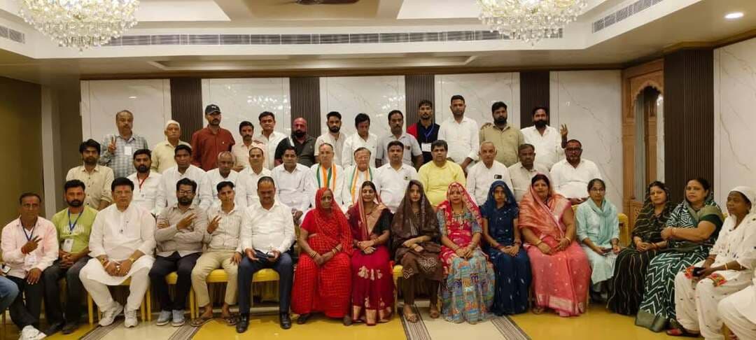 जीत के बाद एक साथ दिखे कांग्रेस पार्षद, मेयर पद को लेकर सियासी मंथन तेज
बीकानेर। नगर निकाय चुनाव 2026 के नतीजे सामने आने के बाद बीकानेर में कांग्रेस के भीतर मेयर पद को लेकर सियासी हलचल तेज हो गई है। परिणाम आने के तुरंत बाद कांग्रेस ने अपने विजयी पार्षदों को एकजुट रखने की कवायद शुरू कर दी है।
कांग्रेस ने एकजुटता का संदेश देते हुए सभी विजयी पार्षदों के साथ सामूहिक तस्वीर खिंचवाई। इस दौरान कांग्रेस के वरिष्ठ नेता बीडी कल्ला, शहर कांग्रेस अध्यक्ष मदन गोपाल मेघवाल, यशपाल गहलोत और बिशनाराम सियाग सहित पार्टी के प्रमुख नेता मौजूद रहे।
चुनावी जीत के बाद अब कांग्रेस के सामने सबसे बड़ा सवाल मेयर की कुर्सी किसे मिलेगी? इसको लेकर पार्टी के भीतर चर्चाओं और सियासी मंथन का दौर तेज हो गया है।
हाईकमान के अंतिम फैसले से पहले विजयी पार्षदों को एकजुट रखने की कोशिशों को लेकर राजनीतिक हलकों में भी चर्चाएं शुरू हो गई हैं। आने वाले दिनों में मेयर पद के लिए नाम को लेकर तस्वीर और साफ होने की उम्मीद है।