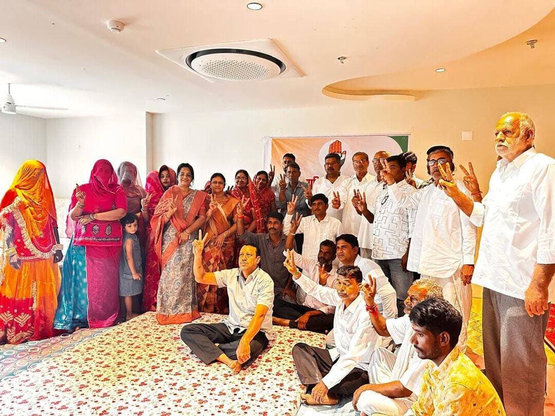 देशनोक नगरपालिका चुनाव में कांग्रेस की ऐतिहासिक जीत, 25 में से 17 वार्डों में कांग्रेस समर्थित प्रत्याशियों की विजय
बीकानेर। जिले की देशनोक नगरपालिका चुनाव के परिणामों में कांग्रेस पार्टी ने शानदार प्रदर्शन करते हुए 25 वार्डों में से 15 वार्डों में जीत दर्ज की, जबकि 2 वार्डों में कांग्रेस समर्थित निर्दलीय प्रत्याशियों ने विजय हासिल की। इस प्रकार कांग्रेस समर्थित प्रत्याशियों ने कुल 17 वार्डों में जीत हासिल कर स्पष्ट बढ़त बनाई है।
पूर्व मंत्री भंवर सिंह भाटी ने इस ऐतिहासिक जीत पर देशनोक की देवतुल्य जनता का हार्दिक आभार व्यक्त करते हुए कहा कि यह जीत देशनोक की जनता के विश्वास, प्रेम और आशीर्वाद की जीत है।
उन्होंने कहा कि मां करणी जी की असीम कृपा और देशनोक की जनता के निरंतर सहयोग से कांग्रेस को यह महत्वपूर्ण जनादेश मिला है। देशनोक में किए गए विकास कार्यों, जनहित के मुद्दों और जनता से निरंतर जुड़े रहने का परिणाम चुनाव में देखने को मिला है।
भंवर सिंह भाटी ने कहा कि देशनोक की जनता ने एक बार फिर कांग्रेस पर अपना विश्वास जताकर यह संदेश दिया है कि विकास, जनसेवा और जनता से सीधा जुड़ाव ही राजनीति की असली ताकत है।
उन्होंने सभी विजयी कांग्रेस एवं कांग्रेस समर्थित पार्षदों, पार्टी के पदाधिकारियों और समर्पित कार्यकर्ताओं को हार्दिक बधाई एवं शुभकामनाएं देते हुए कहा कि जनादेश के अनुरूप सभी मिलकर देशनोक के विकास और जनहित के लिए पूरी प्रतिबद्धता के साथ कार्य करेंगे।