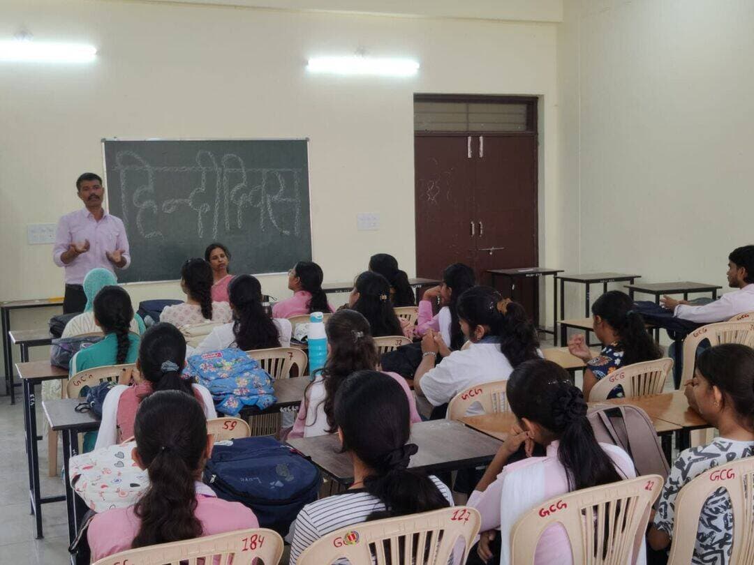 भारत में यदि अंग्रेजी ना होती तो क्या होता?
राजकीय महाविद्यालय गंगाशहर में आज हिंदी दिवस पर हिंदी की दशा एवं हमारा कर्तव्य विषय पर एक बौद्धिक सत्र का आयोजन किया गया। महाविद्यालय की प्राचार्य प्रोफेसर बबीता जैन ने विद्यार्थियों के बौद्धिक व्यायाम की दृष्टि से प्रश्न रखा कि भारत में यदि अंग्रेजी ना होती तो क्या होता? इस प्रश्न के रोचक जवाब विद्यार्थियों ने दिए। भारत में यदि अंग्रेजी ना होती तो अंग्रेजी माध्यम के विद्यालय भी नहीं होते। शिक्षा भी इतनी महंगी नहीं होती। अमीर और गरीब की पढ़ाई का भेद नहीं होता, इत्यादि। महाविद्यालय प्राचार्य ने इस रोचक सत्र को आगे बढाते हुए कहा कि यदि भारत में स्वाधीनता प्राप्ति के पश्चात शिक्षा का माध्यम अंग्रेजी ना होता तो नवीन ज्ञान का सृजन भारतीय भाषाओं में होता। हिंदी एवं भारतीय भाषाओं का अद्वितीय विकास होता। हम औपनिवेशिक मानसिकता से शीघ्र ही मुक्त हो गए होते। अंग्रेजी की उपस्थिति ने भारत में उत्तर दक्षिण विवाद को अधिक गहरा किया है। यदि अंग्रेजी ना होती तो सभी भारतीय भाषाओं में मौसेरी बहनों जैसा प्यार होता। महाविद्यालय में हिंदी के सहायक आचार्य हरि राम तर्ड ने हिंदी शब्द की उत्पत्ति के साथ ही हिन्दी की ऐतिहासिकता, राजभाषा बनने की प्रक्रिया और चुनौतियों को बताया और साथ ही हिंदी की वैज्ञानिकता को समझाते हुए बताया कि हिंदी विश्व की सर्वाधिक वैज्ञानिक भाषा है जिसमें पूरी वर्णमाला वैज्ञानिक आधार पर बनी है। हर वर्ण का निश्चित स्थान वहीं क्यों है इस पर बारीकी से विश्लेषण करते हुए आज के समय में हिंदी की आवश्यकता पर प्रकाश डाला। अंत में छात्र छात्राओं ने अपने भाषा संबंधी प्रश्न और समस्याएं रखी जिनके समाधान के साथ कार्यक्रम को समाप्ति हुई।