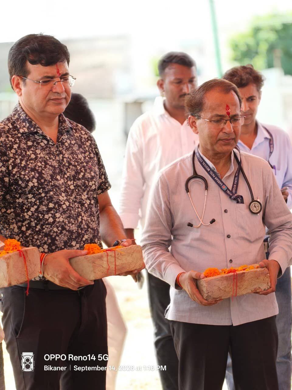 सुपर स्पेशयलिटी अस्पताल में नए दवा वितरण केंद्र का भूमि पूजन
मरीजों को मिलेगी लंबी कतारों से राहत, दवा वितरण व्यवस्था होगी और सुगम
*बीकानेर, 14 सितंबर ।* सरदार पटेल मेडिकल कॉलेज के सुपर स्पेशयलिटी अस्पताल में मरीजों की सुविधा को ध्यान में रखते हुए नए दवा वितरण केंद्र के निर्माण कार्य का सोमवार को विधिवत भूमि पूजन के साथ शुभारंभ किया गया। सरस वेलफेयर सोसायटी के अध्यक्ष श्री मनोज सारस्वत की प्रेरणा से यह दवा वितरण केंद्र भामाशाह श्री दिलीप सारस्वत एवं श्री इम्मीलाल सारस्वत के सहयोग से तैयार करवाया जा रहा है।
भूमि पूजन कार्यक्रम प्राचार्य डॉ. सुरेन्द्र वर्मा तथा सुपर स्पेशयलिटी अस्पताल अधीक्षक डॉ. संजीव बुरी की गरिमामयी उपस्थिति में संपन्न हुआ। नए डीडीसी भवन के निर्माण से अस्पताल में उपचार के लिए आने वाले मरीजों को दवा प्राप्त करने के लिए लंबी कतारों में खड़े रहने की परेशानी से राहत मिलने की उम्मीद है। इससे दवा वितरण की प्रक्रिया अधिक व्यवस्थित और सुविधाजनक होगी।
सरस वेलफेयर सोसायटी पहले भी पीबीएम चिकित्सालय परिसर में दो सुसज्जित दवा वितरण केंद्रों का निर्माण करवा चुकी है। इन केंद्रों के माध्यम से प्रतिदिन हजारों मरीजों को सुविधाजनक एवं त्वरित दवा सेवाएं उपलब्ध करवाई जा रही हैं। अब सुपर स्पेशयलिटी अस्पताल में नए डीडीसी का निर्माण इसी सेवा कार्य की अगली कड़ी के रूप में किया जा रहा है।
*मरीजों की सुविधा को मिलेगी प्राथमिकता*
सुपर स्पेशयलिटी अस्पताल में विभिन्न गंभीर बीमारियों के उपचार के लिए बड़ी संख्या में मरीज पहुंचते हैं। ऐसे में अस्पताल परिसर में ही सुव्यवस्थित दवा वितरण केंद्र उपलब्ध होने से मरीजों और उनके परिजनों को काफी सुविधा मिलेगी। दवा वितरण व्यवस्था बेहतर होने के साथ ही अस्पताल में अनावश्यक भीड़ और लंबी कतारों को कम करने में भी मदद मिलेगी।
भूमि पूजन के अवसर पर सतपाल गोदारा बिश्नोई, जाकिर छिम्पा, गिरधारी, आदित्य, रेवंतराम तावणिया, शिव प्रकाश सारस्वत, धनराज सारस्वत, डॉ. अजयपाल, नर्सिंग अधीक्षक मधुबाला रावत, मनोज पांडेय, अभिषेक चौधरी, सीनियर फार्मासिस्ट गंगाजल बिश्नोई एवं राजन अरोड़ा सहित अनेक गणमान्य लोग उपस्थित रहे।