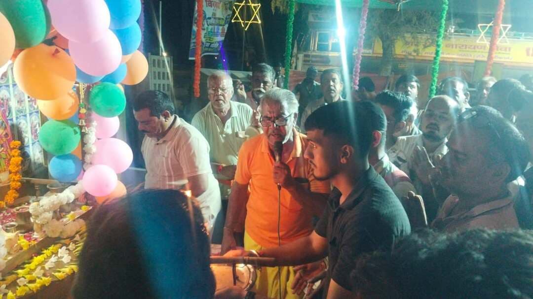 रामदेवरा पैदल यात्रियों के लिए महेश्वरी सेवा समिति का 41वां सात दिवसीय सेवा शिविर
बीकानेर। महेश्वरी सेवा समिति, जस्सूसर गेट के सदस्यों द्वारा रामदेवरा जाने वाले पैदल जातरुओं की सेवा के लिए लगातार 41वें वर्ष सात दिवसीय सेवा शिविर लगाया गया है। बीकानेर से करीब 80 किलोमीटर दूर नया गांव के पास स्थित चमत्कारी रामदेव जी मंदिर के समीप यह शिविर 9 सितंबर से पैदल यात्रियों की सेवा में निरंतर संचालित किया जा रहा है।
समिति कार्यकारिणी सदस्य विष्णु चांडक ने बताया कि हर वर्ष की तरह इस वर्ष भी शिविर में पैदल यात्रियों के लिए चाय, कॉफी, नाश्ते के साथ गर्मी को देखते हुए ठंडी छाछ की व्यवस्था की गई है। यात्रियों के लिए मेडिकल सुविधा के साथ सुबह से देर रात तक भोजन की भी व्यवस्था की जा रही है।
समिति कार्यकारिणी सदस्य मोहित करनानी एवं लक्ष्मी नारायण बिहानी ने बताया कि आज बाबा की बीज तिथि (जन्मदिवस) के अवसर पर शिविर स्थल स्थित बाबा के दरबार को विशेष रूप से सजाया गया। समिति सदस्यों ने बाबा की विशेष ज्योत की, जिसमें शिविर में मौजूद पैदल यात्रियों ने भी भाग लेकर बाबा के दर्शन का लाभ लिया।
शिविर के पांचवें दिन नियमित सेवा व्यवस्थाओं के साथ पैदल यात्रियों के लिए विशेष रूप से फास्ट फूड एवं छाछ की स्टॉल भी लगाई गई। यात्रियों ने इन सेवाओं का भरपूर लाभ उठाया।
महेश्वरी सेवा समिति से जुड़े माहेश्वरी समाज के सामाजिक संवाददाता पवन कुमार राठी ने बताया कि सात दिवसीय शिविर में समिति के सदस्य उमाशंकर राठी उर्फ मन्नू जी, लक्ष्मी नारायण बिहानी, नारायण डागा, आनंद चांडक, बजरंग कोठारी, मोहित करनानी, दाऊ कोठारी, हरि भगवान चौधरी, कमल राठी, विष्णु चांडक, राम चांडक, दुर्गादास राठी, मुन्ना बिहानी, दुलीचंद स्वामी एवं प्रेम कोठारी सहित अनेक सदस्य सक्रिय भूमिका निभा रहे हैं।
वहीं, आज बीकानेर से शिविर में पहुंचे कुशाल (राम) चांडक, गर्व बिहानी, विकास खत्री, प्रिया चांडक, वर्षा राठी, वंशिका चांडक, पवन कुमार राठी, प्रेरणा राठी, रितु राठी, लक्षिता राठी एवं दिव्या करनानी ने कार्यकर्ताओं के रूप में पैदल यात्रियों की सेवा करते हुए सेवा का लाभ प्राप्त किया।
समिति सदस्यों ने बताया कि रामदेवरा जाने वाले पैदल यात्रियों की सेवा का यह सिलसिला लगातार जारी रहेगा।