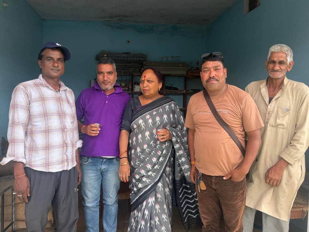 #धनाऊ कालेश्वर क्षेत्र में कांग्रेस नेत्री अरुणा कुमार ने जनसंपर्क अभियान चलाया। इस दौरान उन्होंने सुनील सिंह, अशोक भंडारी, विनोद जी और हुकुम सिंह जी से मुलाकात कर क्षेत्र की समस्याओं और जनहित के मुद्दों पर चर्चा की।
अरुणा कुमार ने ग्रामीणों के बीच कांग्रेस की नीतियों और विचारधारा को साझा करते हुए आगामी समय में कांग्रेस को मजबूत समर्थन देने की अपील की।
जनसंपर्क जारी… बदलाव की उम्मीदों के साथ कांग्रेस की ओर बढ़ते कदम।
#अरुणा_कुमार #कांग्रेस #धनाऊ_कालेश्वर #जनसंपर्क #कांग्रेस_समर्थन #पौड़ी