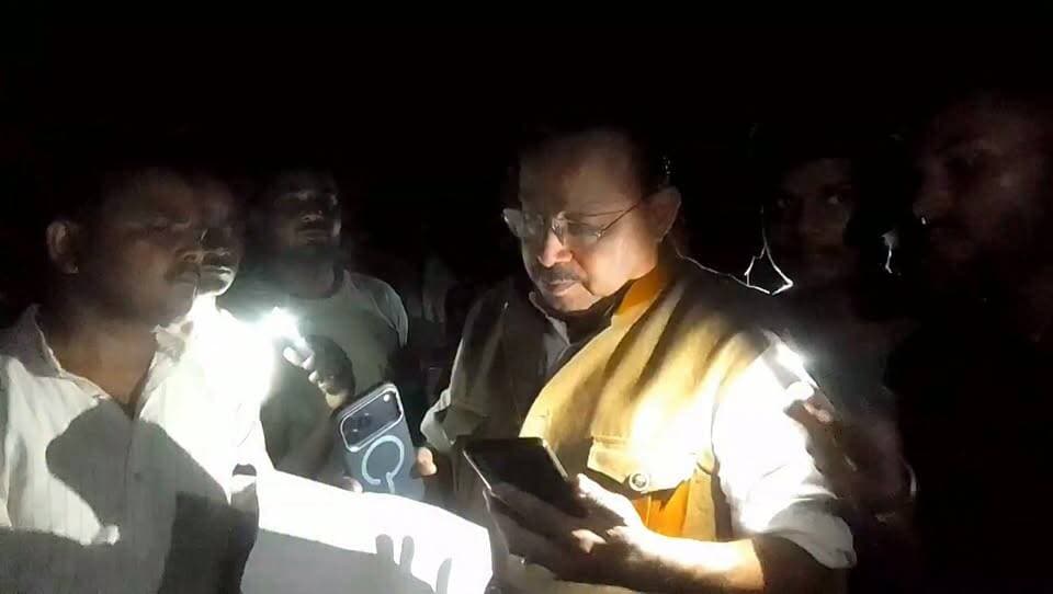 सड़क निर्माण में अनियमितता की शिकायत पर विधायक अनंत प्रताप देव एक्शन में....। झारखंड दृष्टि न्यूज