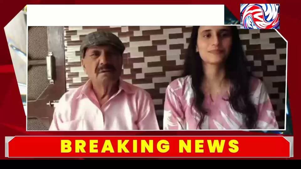किसान परिवार की बेटी बंशिका जरियाल का MBBS में चयन, भटियात का नाम किया रोशन
सीमित संसाधनों के बीच मेहनत और दृढ़ संकल्प से हासिल की सफलता, डॉक्टर बनकर समाज सेवा का है सपना
सुरेंद्र ठाकुर
चंबा 14 सितम्बर
भटियात क्षेत्र की टुंडी पंचायत के भराड़ी गांव की रहने वाली बंशिका जरियाल ने अपनी मेहनत, लगन और दृढ़ संकल्प के दम पर MBBS में चयन हासिल कर परिवार के साथ-साथ पूरे भटियात क्षेत्र को गौरवान्वित किया है।
बंशिका एक किसान परिवार से ताल्लुक रखती हैं। सीमित संसाधनों के बावजूद उन्होंने पढ़ाई के प्रति अपनी मेहनत और लगन को बनाए रखा। शुरू से ही पढ़ाई में मेधावी रही बंशिका का सपना डॉक्टर बनकर समाज की सेवा करना था। MBBS में चयन के साथ उनका यह सपना अब पूरा होने की दिशा में एक महत्वपूर्ण कदम बढ़ चुका है।
बंशिका की सफलता के पीछे उनकी कड़ी मेहनत, धैर्य और लक्ष्य के प्रति दृढ़ संकल्प को अहम माना जा रहा है। उन्होंने यह साबित किया है कि परिस्थितियां चाहे कितनी भी चुनौतीपूर्ण क्यों न हों, अगर लक्ष्य स्पष्ट हो और मेहनत लगातार जारी रहे तो सफलता हासिल की जा सकती है।
बंशिका के MBBS में चयन की खबर मिलते ही उनके परिजनों, ग्रामीणों और पंचायत प्रतिनिधियों में खुशी की लहर दौड़ गई। क्षेत्र के लोगों ने उनकी इस उपलब्धि पर बंशिका और उनके परिवार को बधाई दी तथा उनके उज्ज्वल भविष्य की कामना की।
बंशिका जरियाल की यह सफलता केवल उनके परिवार के लिए खुशी का अवसर नहीं, बल्कि पूरे भटियात क्षेत्र के लिए गर्व का विषय है। किसान परिवार से निकलकर मेडिकल शिक्षा के क्षेत्र में कदम रखने वाली बंशिका क्षेत्र के उन युवाओं के लिए प्रेरणा बनी हैं, जो सीमित संसाधनों के बावजूद बड़े सपने देखते हैं।
बंशिका की इस उपलब्धि ने एक बार फिर संदेश दिया है कि मेहनत, लगन और दृढ़ संकल्प के आगे मुश्किल परिस्थितियां भी छोटी पड़ जाती हैं।
Pangi Live News की ओर से बंशिका जरियाल और उनके परिवार को हार्दिक बधाई एवं उज्ज्वल भविष्य के लिए शुभकामनाएं। 🙏