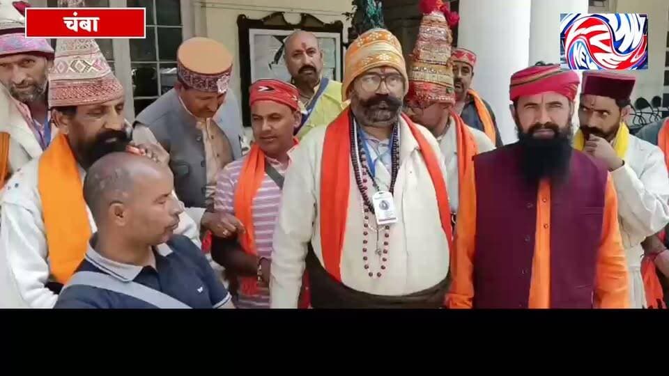 भद्रवाह से पहुंचे श्रद्धालु, भरमौर हेली टैक्सी सेवा पर अस्थायी ब्रेक
14 से 16 सितंबर तक आवश्यकता अनुसार स्थगित रहेंगी भरमौर हेलीपैड से उड़ानें, होली से सेवा रहेगी सामान्य
सुरेंद्र ठाकुर
चंबा 14 सितम्बर
श्री मणिमहेश कैलाश यात्रा के लिए जम्मू-कश्मीर के भद्रवाह से श्रद्धालुओं का जत्था चंबा पहुंच चुका है। श्रद्धालुओं के भरमौर पहुंचने और आगे की यात्रा को देखते हुए जिला प्रशासन ने हेली टैक्सी सेवा के संचालन में अस्थायी बदलाव किया है।
उपायुक्त चंबा मुकेश रेपसवाल ने बताया कि 14 सितंबर को दोपहर बाद से 16 सितंबर तक भरमौर हेलीपैड से संचालित हेली टैक्सी उड़ानों को आवश्यकता के अनुसार अस्थायी रूप से स्थगित रखा जाएगा।
प्रशासन के अनुसार, भद्रवाह से आए श्रद्धालुओं के भरमौर पहुंचने तथा श्री मणिमहेश कैलाश की ओर रवाना होने के बाद भरमौर हेलीपैड से हेली टैक्सी सेवा को दोबारा सामान्य रूप से संचालित किया जाएगा।
वहीं श्रद्धालुओं और यात्रियों के लिए राहत की बात यह है कि होली हेलीपैड से हेली टैक्सी सेवा इस पूरी अवधि के दौरान सामान्य रूप से जारी रहेगी।
प्रशासन ने यात्रियों और श्रद्धालुओं से अपील की है कि वे इस अस्थायी व्यवस्था को ध्यान में रखते हुए अपनी यात्रा की योजना बनाएं और यात्रा को सुचारू एवं सुरक्षित बनाए रखने में प्रशासन तथा श्री मणिमहेश ट्रस्ट का सहयोग करें।
#PangiLiveNews
#HimachalPradesh
#ManimaheshYatra
#Bharmour
#ChambaNews