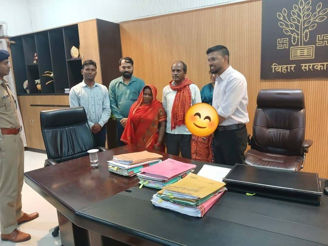 दत्तकग्रहण नियमावली, 2022 के प्रावधानानुसार आज दिनांक- 14.09.2026 को विशिष्ट दत्तकग्रहण संस्थान, मुजफ्फरपुर में आवासित 03 बच्चों को पश्चिम बंगाल एवं उत्तर प्रदेश के दम्पत्तियों को जिलाधिकारी मुज़फ़्फ़रपुर श्री कुमार गौरव (भा०प्र०से०) द्वारा अंतिम आदेश पारित करते हुए दत्तकग्रहण में सौंपा गया। दत्तक दम्पति कानूनी प्रक्रिया के बाद बच्चे को पाकर भाव विभोर हो गए एवम जिलाधिकारी के प्रति बहुत आभार प्रकट किया। जिलाधिकारी द्वारा बच्चों के उज्जवल भविष्य हेतु शुभकामनाएं दी गई । इससे पूर्व उक्त बच्चों को Pre Adoption Foster Care में लगभग 02 माह पूर्व दत्तकग्रहण में माता-पिता को दिया गया था। उपरोक्त बच्चों के दत्तक ग्रहण के अवसर पर जिला पदाधिकारी द्वारा जिले के सभी लोगों से अपील की गई कि अवैध रूप से बच्चा गोद न लें। यदि कोई अनाथ/परित्यक्त/फेंका हुआ बच्चा/बच्ची मिलता है तो उसे समाज कल्याण विभाग द्वारा संचालित जिला बाल संरक्षण इकाई, मुजफ्फरपुर/विशिष्ट दत्तक ग्रहण संस्थान, मुजफ्फरपुर अथवा अपने नजदीकी थाना या चाइल्ड हेल्प लाइन नम्बर 1098 पर संपर्क करके सौंपा जा सकता है। यदि किसी निःसंतान दंपति को बच्चा गोद लेना हो तो केन्द्रीय दत्तक ग्रहण संसाधन अभिकरण, नई दिल्ली के वेबसाईट- www.cara.wcd.nic.in पर आवेदन अथवा जानकारी प्राप्त कर सकते है। उक्त दत्तक ग्रहण के अवसर पर श्री अभिषेक कुमार, प्रभारी सहायक निदेशक, जिला बाल संरक्षण इकाई, मुजफ्फरपुर, श्री राकेश कुमार, मुजफ्फरपुर, बाल संरक्षण पदाधिकारी, श्रीमती अनुपमा, समन्वयक आदि उपस्थित रहे।