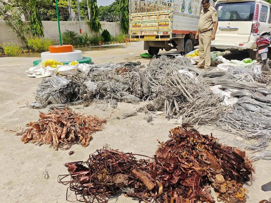 बिजली तार एवं ट्रांसफार्मर चोरी गिरोह का भंडाफोड़
06 अभियुक्त गिरफ्तार, 20 कांडों का उद्भेदन
मुजफ्फरपुर पुलिस द्वारा बिजली तार एवं ट्रांसफार्मर चोरी की घटनाओं पर प्रभावी कार्रवाई करते हुए एक संगठित चोरी गिरोह का भंडाफोड़ किया गया है। पुलिस ने कार्रवाई के दौरान 06 अभियुक्तों को गिरफ्तार किया है। गिरफ्तार अभियुक्तों से पूछताछ एवं उनकी निशानदेही के आधार पर जिले के विभिन्न थाना क्षेत्रों में दर्ज कुल 20 कांडों का उद्भेदन किया गया है।
वरीय पुलिस अधीक्षक, मुजफ्फरपुर के निर्देश पर पुलिस अधीक्षक (ग्रामीण) के पर्यवेक्षण तथा पूर्वी-1 एवं पश्चिमी-1 अनुमंडल पुलिस पदाधिकारियों के नेतृत्व में एक विशेष पुलिस टीम का गठन किया गया था। इस टीम में पानापुर ओपी (मीनापुर) थाना पुलिस को भी शामिल किया गया।
दिनांक 11 सितंबर 2026 को तकनीकी एवं मानवीय सूचना के आधार पर विशेष टीम द्वारा चांदनी चौक स्थित एक कबाड़ दुकान पर छापेमारी की गई। छापेमारी के दौरान चोरी के विद्युत सामान के साथ 06 अभियुक्तों को गिरफ्तार किया गया।
गिरफ्तार अभियुक्तों का विवरण:
1. मोहम्मद छोटू — कांटी
2. मोहम्मद अफरोज — कांटी
3. प्रमोद साह — कांटी
4. अजय कुमार — कांटी
5. बागेंद्र पासवान — मोतीपुर
6. आदित्य कुमार — बोचहां
पूछताछ के दौरान गिरफ्तार अभियुक्तों द्वारा मुजफ्फरपुर जिले के विभिन्न थाना क्षेत्रों में विद्युत तार एवं ट्रांसफार्मर चोरी से संबंधित 20 कांडों में अपनी संलिप्तता स्वीकार की गई है।
उद्भेदित मामलों में पानापुर ओपी (मीनापुर), कांटी, पानापुर करियात एवं कथैया थाना क्षेत्र में दर्ज कई कांड शामिल हैं। इनमें पानापुर ओपी कांड संख्या 196/26, 320/26, 344/26 एवं 397/26, पानापुर करियात थाना के 04 कांड तथा कथैया थाना के 03 कांड सहित कांटी थाना क्षेत्र के कई मामले शामिल हैं।
पुलिस द्वारा गिरफ्तार अभियुक्तों से पूछताछ के आधार पर चोरी की अन्य घटनाओं, गिरोह से जुड़े अन्य व्यक्तियों तथा चोरी के सामान की बरामदगी के संबंध में आगे की कार्रवाई की जा रही है।
मुजफ्फरपुर पुलिस द्वारा विद्युत अवसंरचना एवं जनसामान्य की सुरक्षा को प्रभावित करने वाली ऐसी आपराधिक गतिविधियों के विरुद्ध लगातार प्रभावी एवं कठोर कार्रवाई की जा रही है।