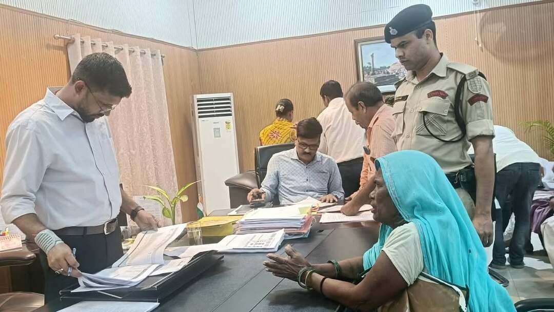 *जनता दरबार में 29 मामलों की सुनवाई, भूमि विवादों के त्वरित निष्पादन का डीएम ने दिया निर्देश*
जिलाधिकारी, मुजफ्फरपुर *श्री कुमार गौरव* ने सोमवार को समाहरणालय में जनता दरबार का आयोजन कर आम नागरिकों की समस्याओं एवं शिकायतों की सुनवाई की। जिले के विभिन्न प्रखंडों एवं पंचायतों से पहुंचे नागरिकों ने अपनी समस्याएं सीधे जिलाधिकारी के समक्ष रखीं। जिलाधिकारी ने सभी आवेदनों को गंभीरतापूर्वक सुनते हुए संबंधित पदाधिकारियों को नियमानुसार त्वरित कार्रवाई सुनिश्चित करने का निर्देश दिया।
*जनता दरबार में कुल 29 आवेदन प्राप्त हुए*। इनमें सर्वाधिक मामले भूमि एवं राजस्व से संबंधित रहे। दाखिल-खारिज, सीमांकन, अतिक्रमण, भू-विवाद एवं परिमार्जन से जुड़ी समस्याओं को लेकर लोगों ने आवेदन दिया। जिलाधिकारी ने भूमि संबंधी मामलों को संबंधित अंचलाधिकारियों को भेजते हुए निर्देश दिया कि प्रत्येक मामले का नियमानुसार शीघ्र निष्पादन सुनिश्चित करें तथा की गई कार्रवाई से संबंधित प्रतिवेदन निर्धारित समय-सीमा के भीतर उपलब्ध कराएं।
जिलाधिकारी ने कहा कि भूमि एवं राजस्व से संबंधित मामलों का त्वरित एवं विधिसम्मत समाधान जिला प्रशासन की प्राथमिकता है। उन्होंने अधिकारियों को निर्देश दिया कि ऐसे मामलों में अनावश्यक विलंब न हो तथा आवेदकों को नियमानुसार राहत उपलब्ध कराने की दिशा में गंभीरतापूर्वक कार्रवाई की जाए।
जनता दरबार में शिक्षा एवं स्वास्थ्य विभाग से संबंधित आवेदन भी प्राप्त हुए। इसके अलावा कल्याण विभाग, पंचायत स्तर पर संचालित योजनाओं तथा अन्य विभागों से संबंधित शिकायतों एवं समस्याओं को भी जिलाधिकारी ने सुना और संबंधित अधिकारियों को आवश्यक दिशा-निर्देश दिए।
जिलाधिकारी श्री कुमार गौरव ने अधिकारियों को स्पष्ट निर्देश दिया कि जनता दरबार में प्राप्त प्रत्येक आवेदन का गंभीरतापूर्वक परीक्षण करते हुए समयबद्ध एवं पारदर्शी तरीके से विधिसम्मत कार्रवाई सुनिश्चित की जाए। उन्होंने कहा कि शिकायतों के निष्पादन में किसी भी प्रकार की लापरवाही अथवा अनावश्यक विलंब को गंभीरता से लिया जाएगा और संबंधित पदाधिकारियों की जवाबदेही तय की जाएगी।
उन्होंने कहा कि जिला प्रशासन का उद्देश्य आम नागरिकों को सुगम, पारदर्शी एवं त्वरित प्रशासनिक सेवाएं उपलब्ध कराना है। जनता दरबार के माध्यम से प्राप्त शिकायतों के प्रभावी निष्पादन को लेकर प्रशासन पूरी तरह प्रतिबद्ध है। उन्होंने आम नागरिकों से अपील की कि वे अपनी समस्याओं एवं शिकायतों को निर्धारित प्रक्रिया के तहत प्रशासन के समक्ष रखें, ताकि उनका नियमानुसार त्वरित एवं प्रभावी समाधान सुनिश्चित किया जा सके।
जनता दरबार के दौरान विभिन्न विभागों के जिला स्तरीय पदाधिकारी एवं संबंधित कर्मी उपस्थित रहे।