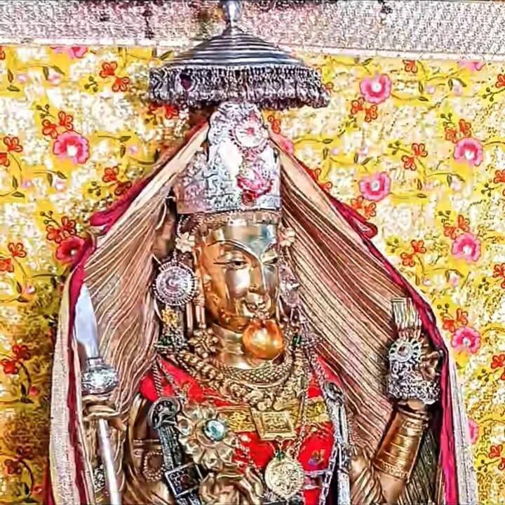 राज्य स्तरीय मेला सिर पर, प्रशासन की तैयारी बेदम! जनप्रतिनिधियों की चुप्पी पर भी उठे सवाल
एक सप्ताह से कम समय, तैयारियां अब भी अधूरी
बड़े-बड़े नेताओं की मौजूदगी का गवाह रहा मेला, अब आयोजन से पहले कार्यक्रम तक सार्वजनिक नहीं
हिमाचल 84 टीवी ब्यूरो छतराडी
ऐतिहासिक माता शिव शक्ति जातर मेले को राज्य स्तरीय दर्जा मिलने के बाद पहली बार प्रशासन के हाथों में आयोजन की बागडोर है, लेकिन मेले की विधिवत शुरुआत में एक सप्ताह से भी कम समय शेष रहने के बावजूद तैयारियां न के बराबर नजर आने से स्थानीय लोगों और युवाओं में नाराजगी बढ़ती जा रही है। पंचायत, ब्लॉक और जिला स्तर के जनप्रतिनिधियों व नेताओं की कथित चुप्पी भी कई सवाल खड़े कर रही है।
राधाष्टमी के दूसरे दिन शुरू होने वाला यह पांच दिवसीय मेला 24 सितंबर तक चलेगा, लेकिन अभी तक प्रशासन की ओर से यह स्पष्ट नहीं किया गया है कि रात्रि सांस्कृतिक संध्याओं में कौन-कौन से कलाकार प्रस्तुति देंगे और किन प्रमुख हस्तियों को मुख्य अतिथि के रूप में आमंत्रित किया गया है। स्थानीय लोगों का कहना है कि राज्य स्तरीय दर्जा मिलने के बाद मेले का स्वरूप और भव्य होना चाहिए था, मगर मौजूदा स्थिति इसके उलट दिखाई दे रही है।
गौरतलब है कि जिला स्तरीय मेला रहते हुए भी स्थानीय युवाओं और लोगों ने आपसी सहयोग से कई बार शानदार आयोजन करवाए हैं। यहां करणैल राणा, कुमार साहिल, इशांत भारद्वाज, कुलदीप शर्मा और सुनील राणा जैसे हिमाचल के नामी पहाड़ी कलाकार अपनी प्रस्तुतियां दे चुके हैं। कभी बड़े-बड़े नेता इस मेले में बतौर मुख्य अतिथि पहुंचना अपने लिए गौरव की बात मानते थे, लेकिन अब राज्य स्तरीय दर्जा मिलने के बाद कथित प्रशासनिक सुस्ती चर्चा का विषय बनी हुई है।
स्थानीय लोगों की चिंता सिर्फ सांस्कृतिक कार्यक्रमों तक सीमित नहीं है। मेले की पहचान खप्पर-बुड्ढा नृत्य और डंडारस जैसी पारंपरिक लोक संस्कृति से है। लोगों को आशंका है कि यदि स्थानीय महिला मंडलों, युवा मंडलों और पंचायत को समय रहते आयोजन में शामिल नहीं किया गया तो पारंपरिक संस्कृति की प्रस्तुति भी प्रभावित हो सकती है।
लोगों का कहना है कि जिन पंचायत प्रतिनिधियों और स्थानीय जनप्रतिनिधियों ने पहले इस मेले को सफल बनाने में सक्रिय भूमिका निभाई, उनकी सक्रियता भी इस बार अपेक्षित स्तर पर दिखाई नहीं दे रही है। अब सवाल यही है—राज्य स्तरीय दर्जा मिलने के बाद मेला भव्य होगा या प्रशासनिक चुप्पी के बीच इसकी रौनक फीकी पड़ जाएगी?